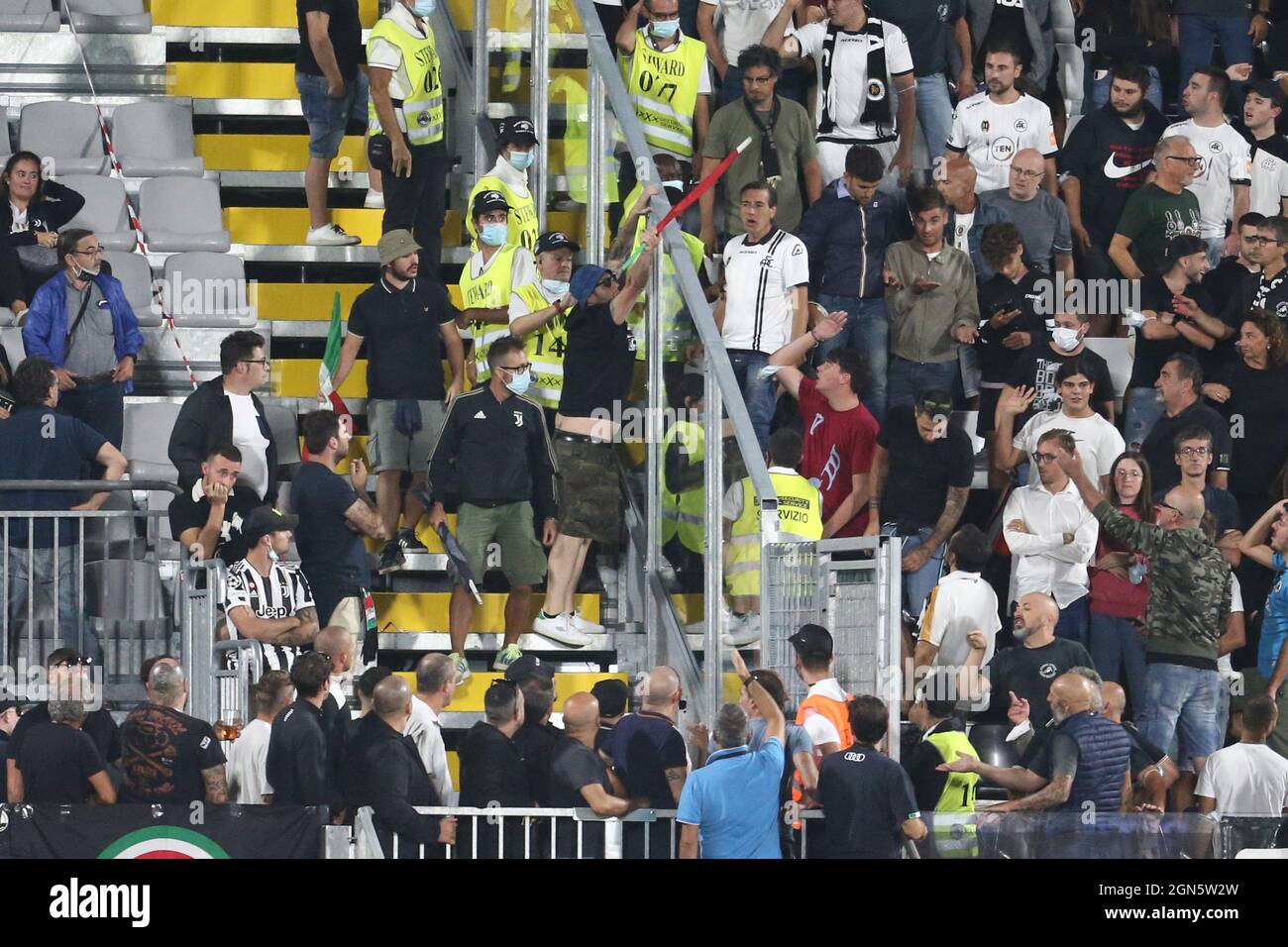 Tensione tra i tifosi di juventus (L) e spezia durante la Serie Una partita di calcio tra Spezia e Juventus allo Stadio Alberto Picco, la Spezia, Italia, il 22 2021 settembre. Foto Stock