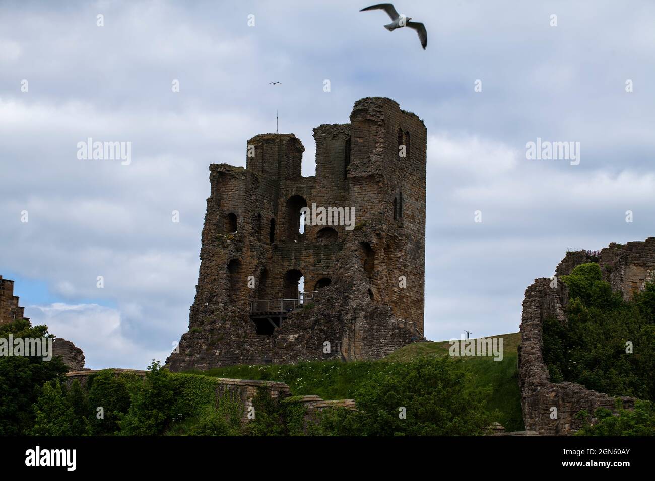Il Castello di Scarbougough è un'ex fortezza reale medievale situata su un promontorio roccioso che si affaccia sul Mare del Nord, sulla costa inglese. Foto Stock