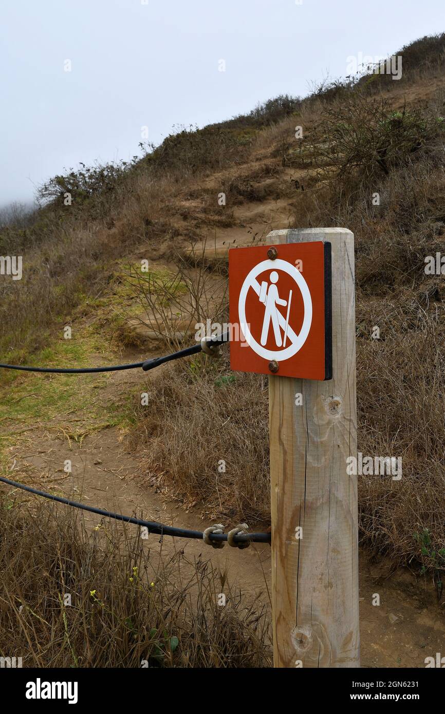 Nessun segno di trekking su un sentiero a Muir Beach in Marin County, California, USA; icona escursionista con un segno di divieto cerchio-reazione divieto che vieta gli escursionisti dal sentiero. Foto Stock