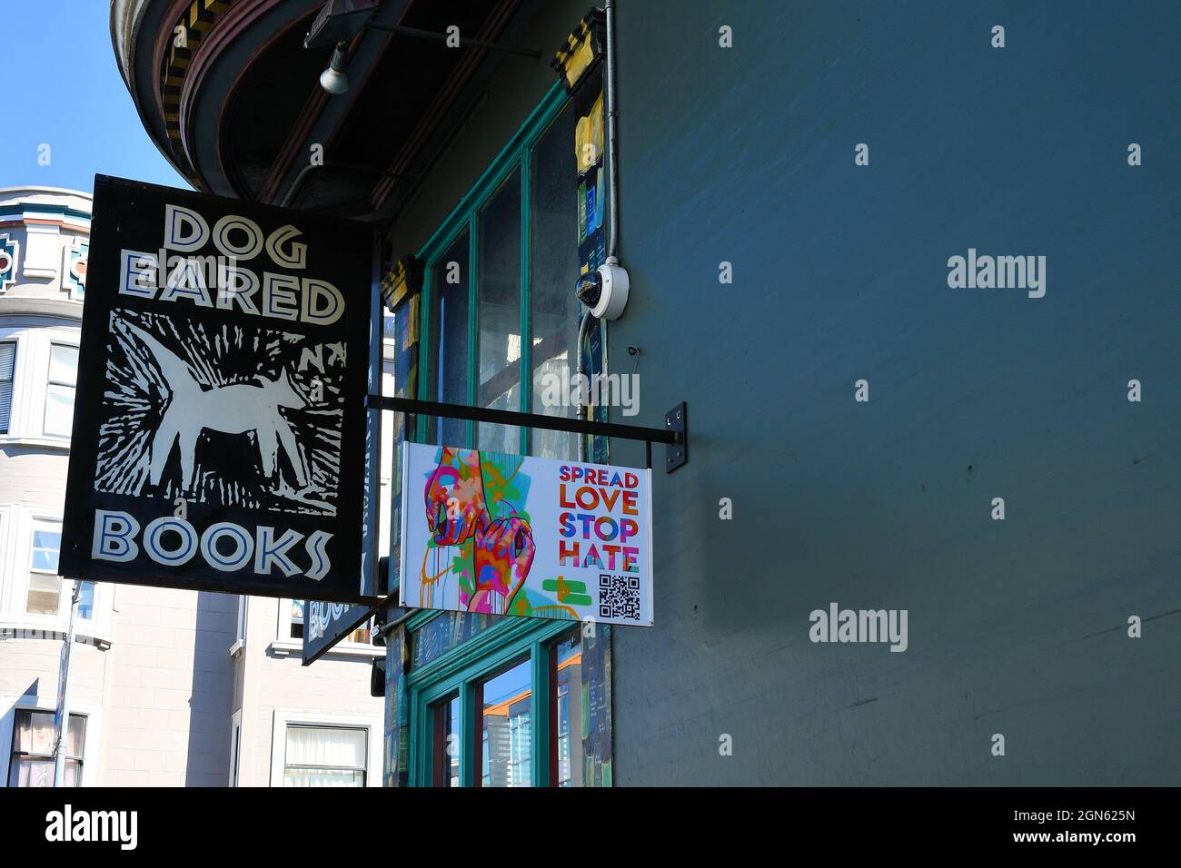 Firma fuori Dog eared Books, libraio indipendente su Valencia Street a San Francisco, California, USA; con messaggio diffuso di odio stop amore. Foto Stock