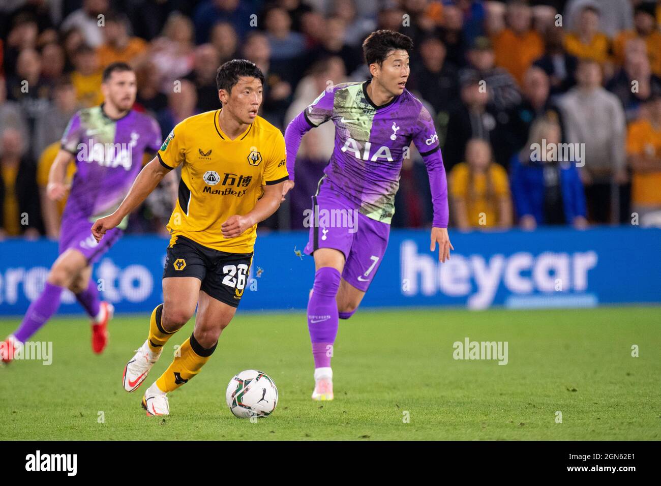 La Corea del Sud internazionals Hee Chan Hwang, di Wolverhampton Wanderers e Son Heung-min di Tottenham Hotspur in azione durante la Coppa Carabao terzo Rou Foto Stock