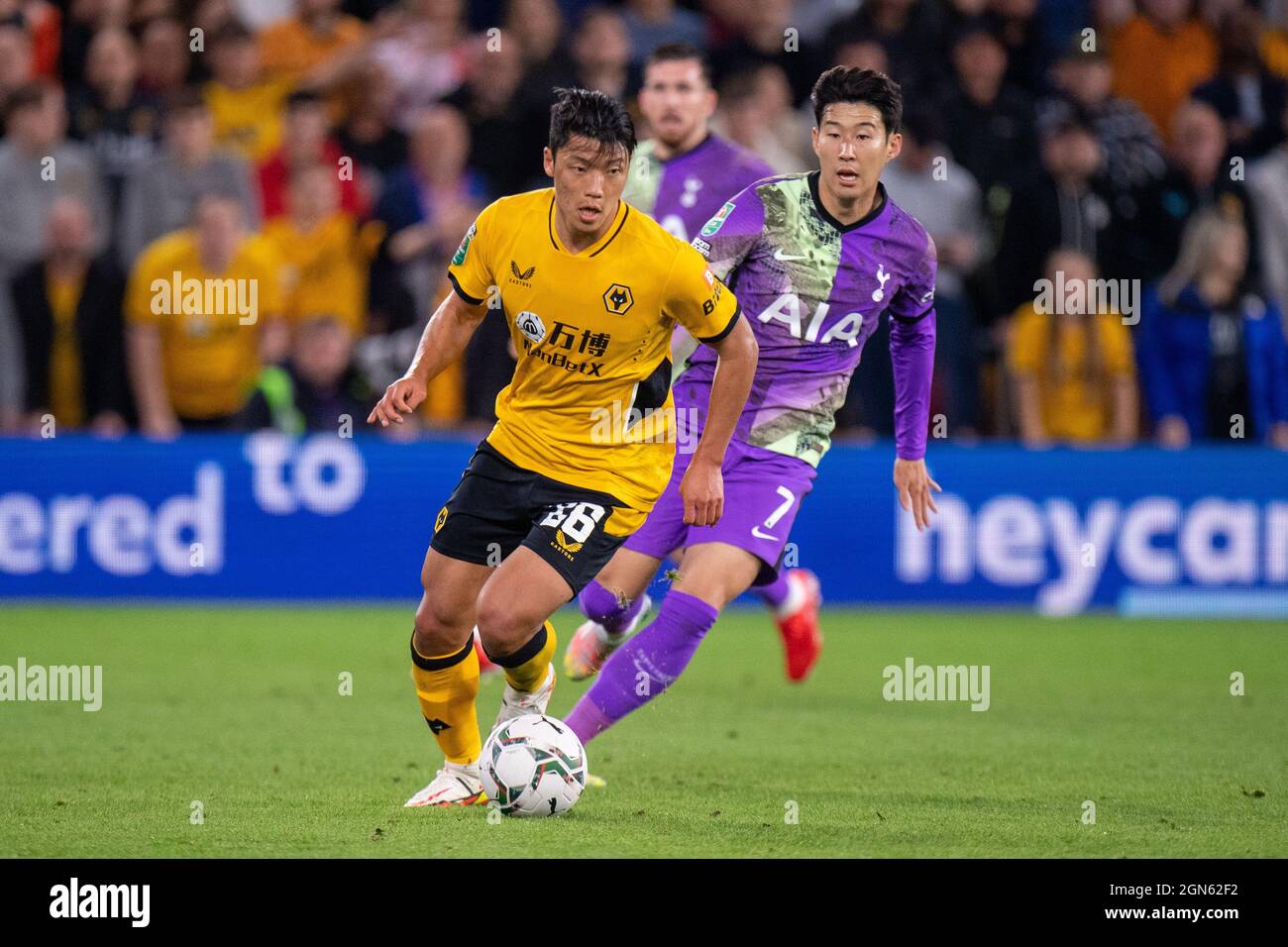 La Corea del Sud internazionals Hee Chan Hwang, di Wolverhampton Wanderers e Son Heung-min di Tottenham Hotspur in azione durante la Coppa Carabao terzo Rou Foto Stock