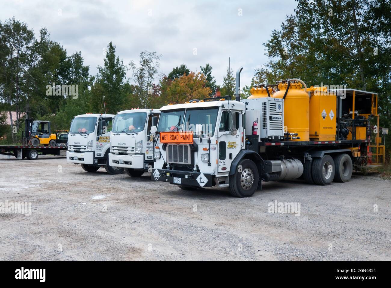 Camion e attrezzature per la verniciatura di linee su strade e autostrade parcheggiati a Speculator, NY USA Foto Stock