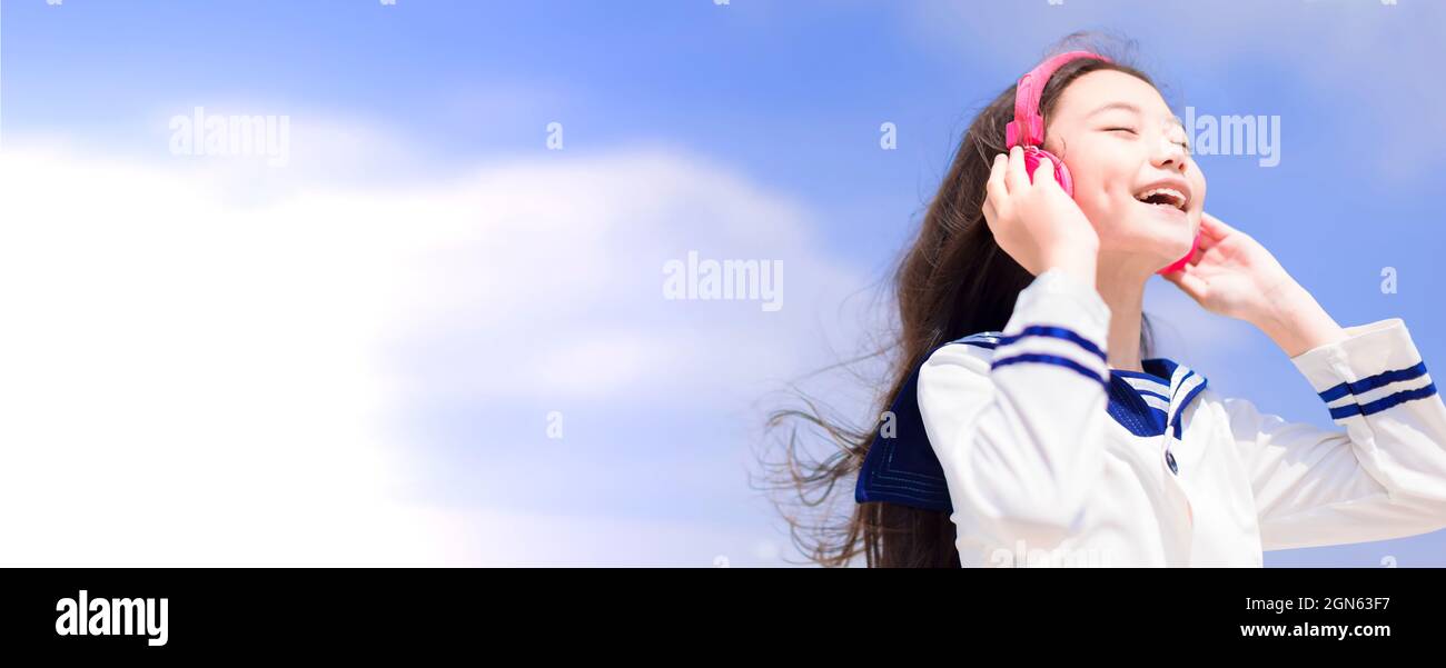 Felice ragazza studente Teenager godere ascoltare musica con le cuffie Foto Stock