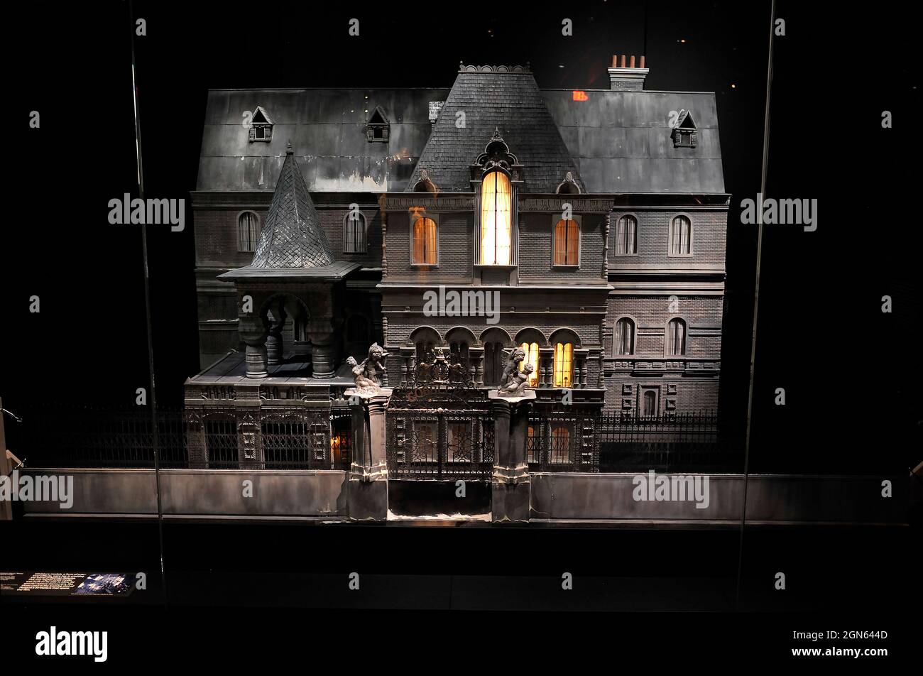 Il modello di casa in miniatura, Cobblepot Manor, appare nel film Batman Returns, in mostra presso l'Academy Museum of Motion Pictures di Los Angeles, CA Foto Stock