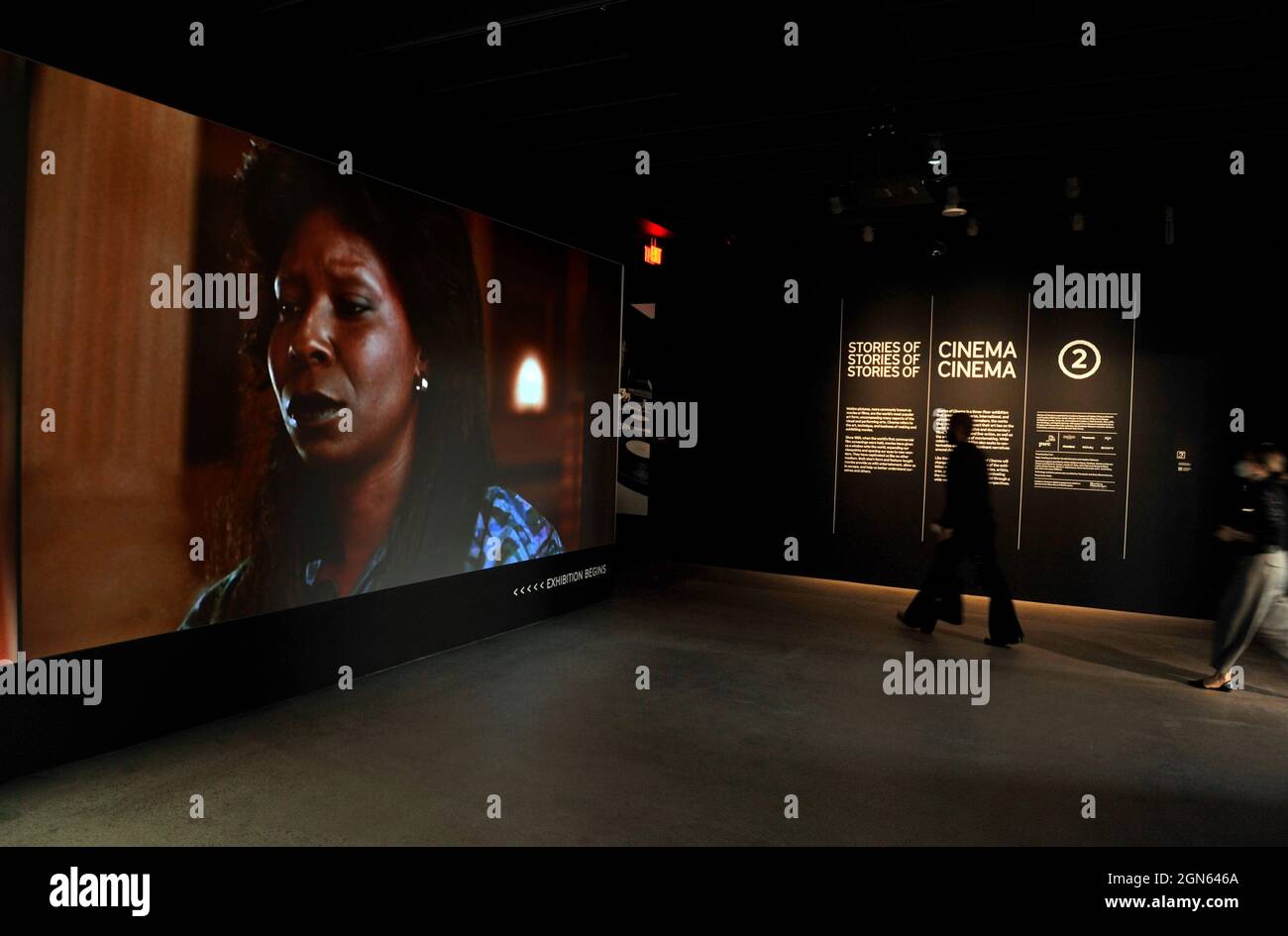 Film di Whoopi Goldberg proiettato su uno schermo all'ingresso di una mostra all'Academy Museum of Motion Pictures di Los Angeles, California Foto Stock