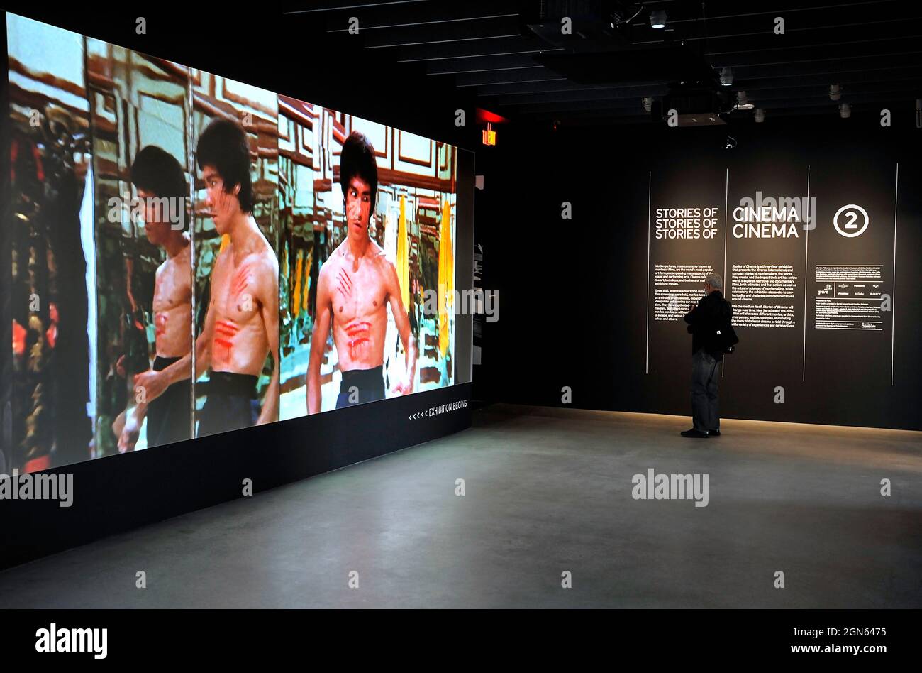Il film di Bruce Lee è stato proiettato su uno schermo all'ingresso dell'esposizione all'Academy Museum of Motion Pictures di Los Angeles, California Foto Stock