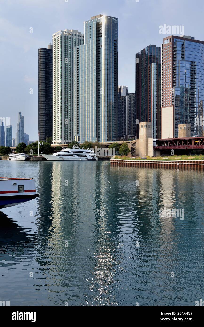 Chicago, Illinois, Stati Uniti. Alti e lussuosi edifici residenziali gettano un riflesso sul Porto di Chicago adiacente al Navy Pier. Foto Stock