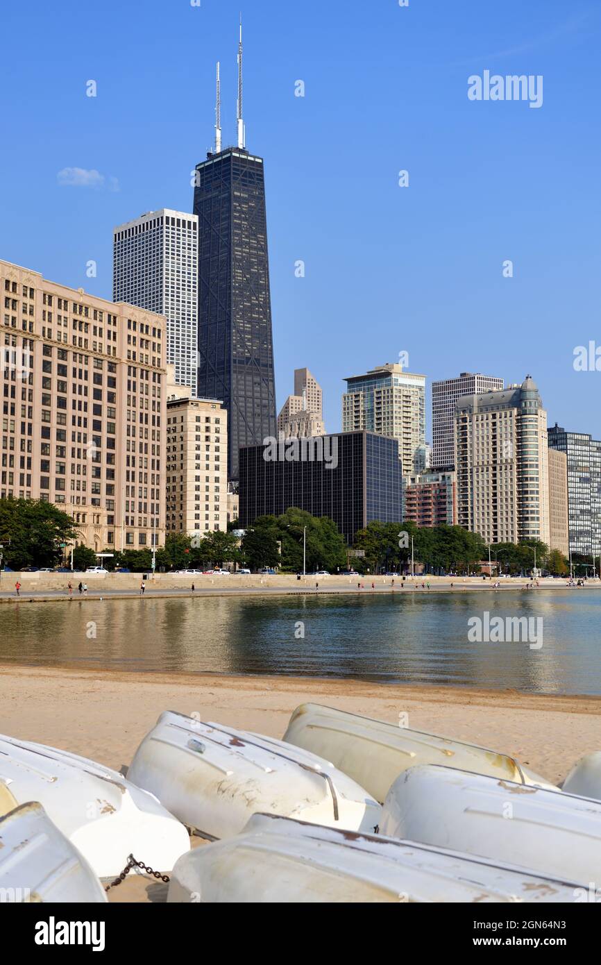 Chicago, Illinois, Stati Uniti. Il John Hancock Building che torreggia sopra Lake Shore Drive e lo skyline della Gold Coast e il Magnificent Mile. Foto Stock