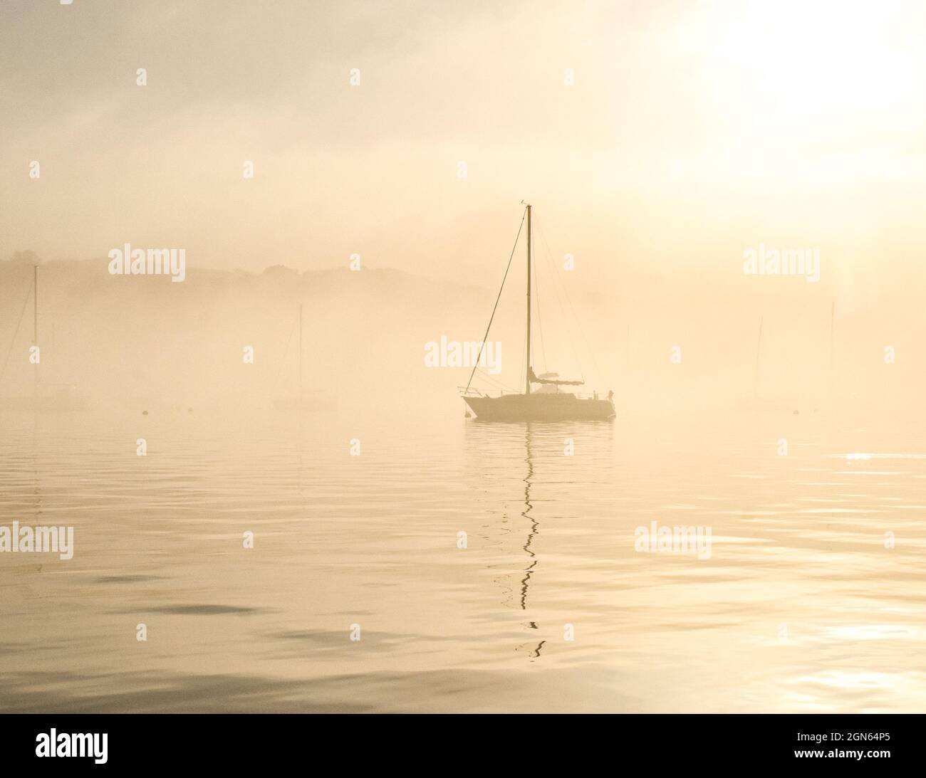 Barca a vela nella nebbia. Porto di Port Jefferson, New York, Stati Uniti. Spazio di copia. Foto Stock