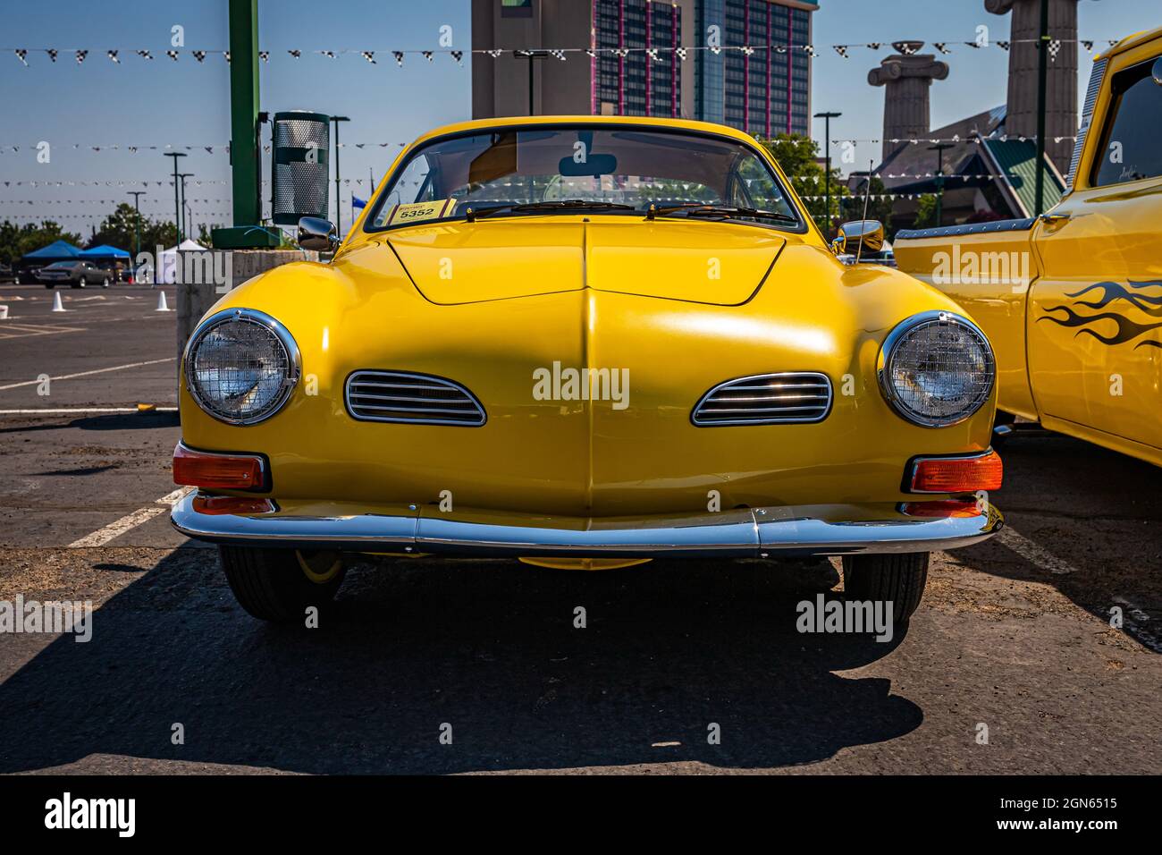 Reno, NV - 3 agosto 2021: 1970 Volkswagen Karman Ghia coupé ad una mostra di auto locale. Foto Stock