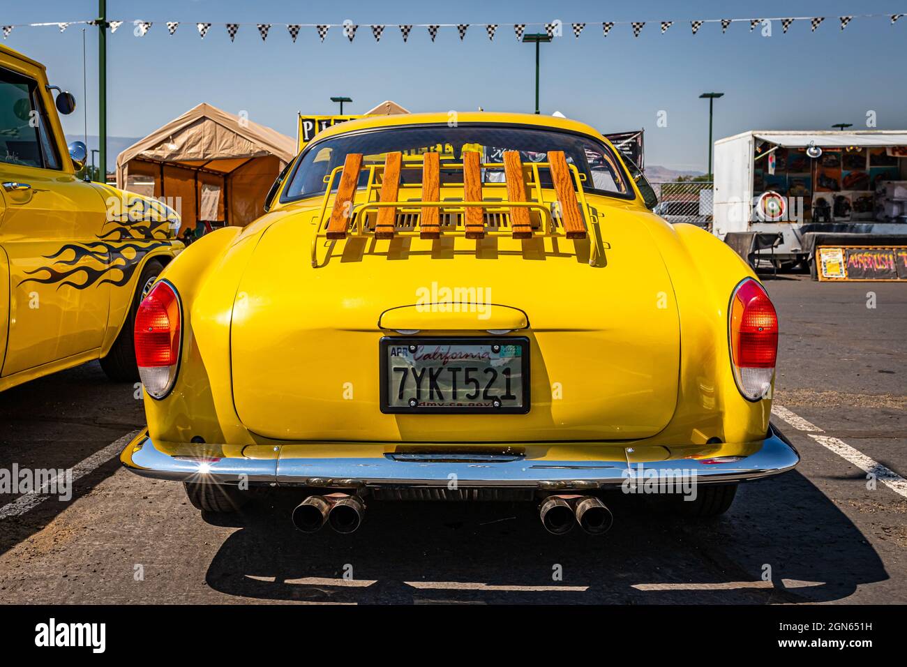 Reno, NV - 3 agosto 2021: 1970 Volkswagen Karman Ghia coupé ad una mostra di auto locale. Foto Stock