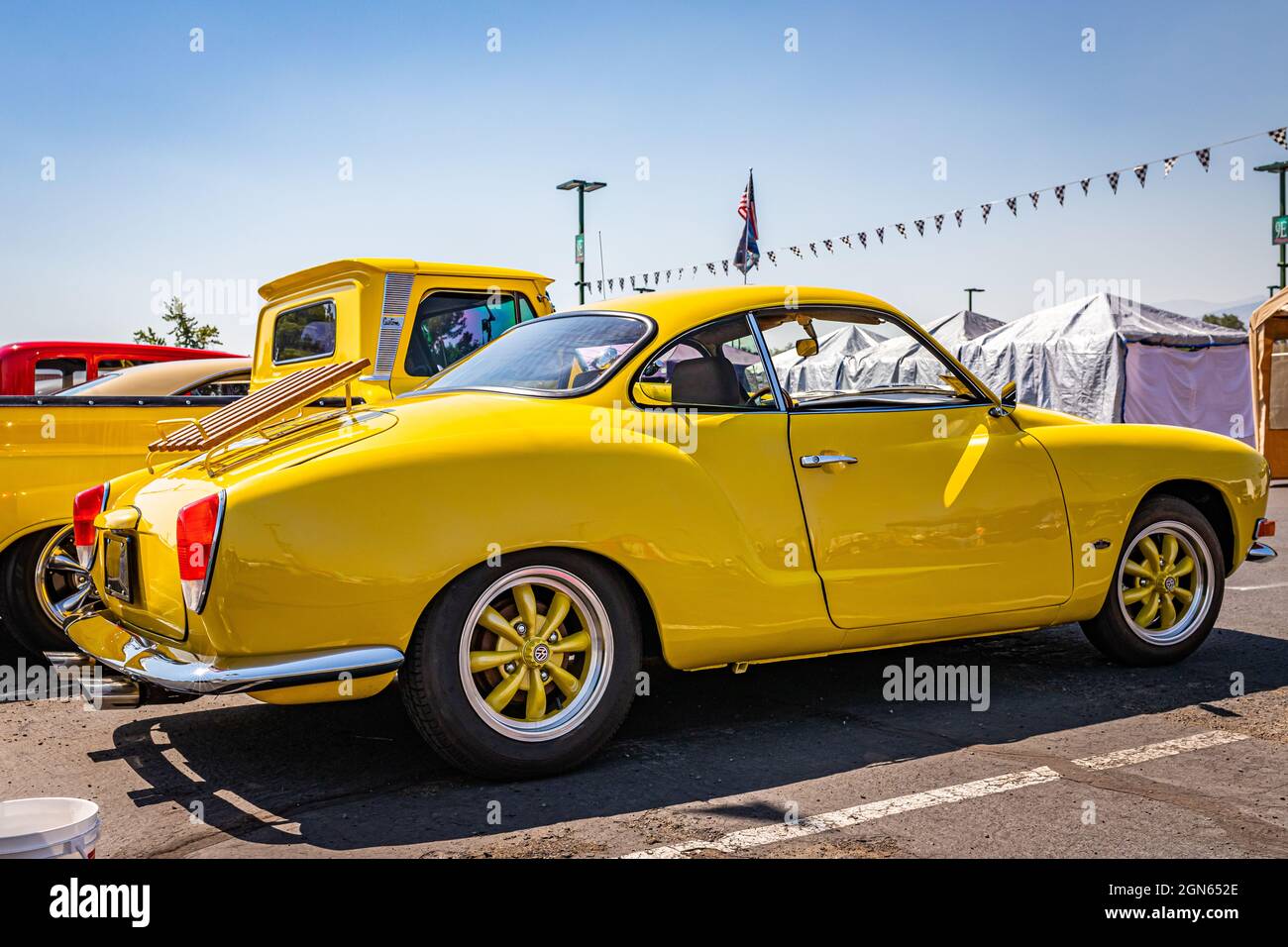 Reno, NV - 3 agosto 2021: 1970 Volkswagen Karman Ghia coupé ad una mostra di auto locale. Foto Stock