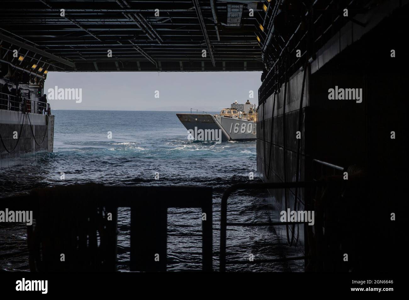 U.S. Navy Landing Craft Utility Boat 1680, Assault Craft Unit 1, si avvicina al ponte portuale della nave da trasporto anfibia USS John P. Murtha (LPD 26) mentre è in corso nell'Oceano Pacifico, 8 luglio 2021. Exercise Freedom Banner è stato progettato per la prima forza di spedizione marina per formare una forza di preposizionamento marittima, stabilendo una base avanzata di spedizione e aumentare le relazioni nella regione indonesiana del Pacifico. (STATI UNITI Foto del corpo marino di Lance CPL. Austin Gillam) Foto Stock