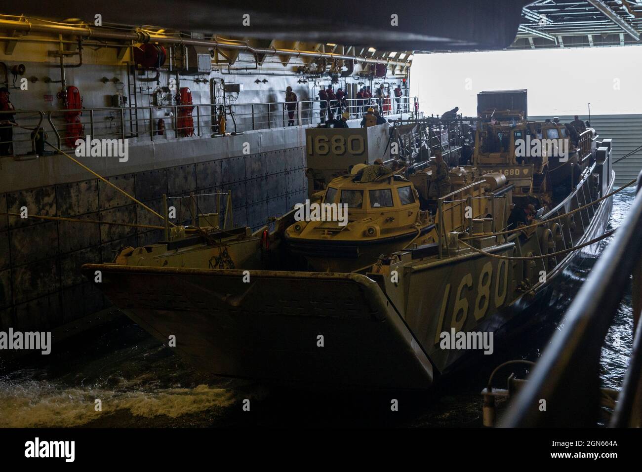 U.S. Navy Landing Craft Utility Boat 1680, Assault Craft Unit 1, ormeggia nel ponte del pozzo della nave anfibia USS John P. Murtha (LPD 26) mentre è in corso nell'Oceano Pacifico, 8 luglio 2021. Exercise Freedom Banner è stato progettato per la prima forza di spedizione marina per formare una forza di preposizionamento marittima, stabilendo una base avanzata di spedizione e aumentare le relazioni nella regione indonesiana del Pacifico. (STATI UNITI Foto del corpo marino di Lance CPL. Austin Gillam) Foto Stock