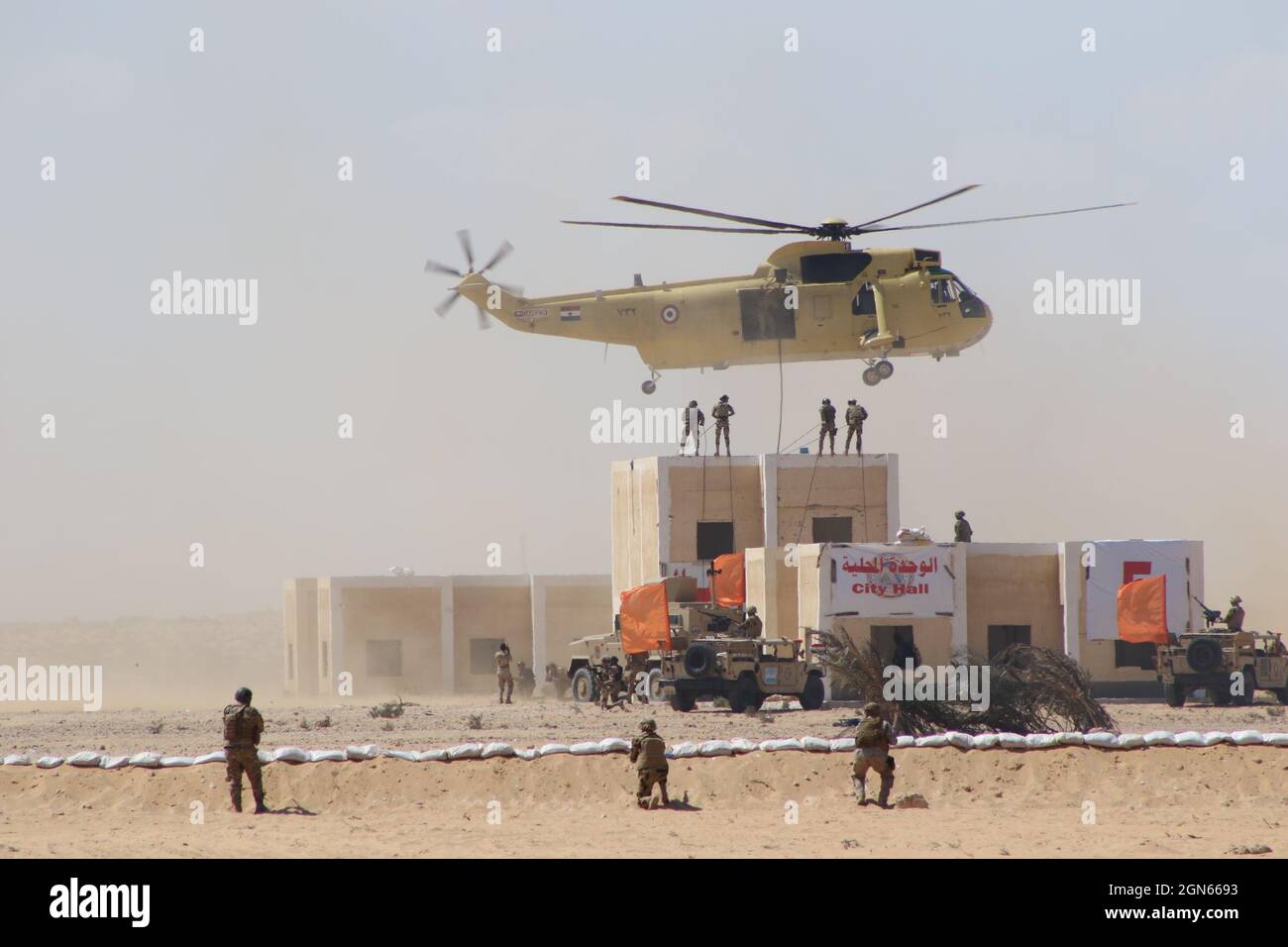 Le forze egiziane speciali operazioni si preparano a rapel giù ed entrare nel lato di un edificio durante le operazioni militari multi-laterali in terreno urbano (MOUT) addestramento al Bright Star 21, settembre 15, nella base militare di Mohamed Naguib, Egitto. Il BS21 verifica la capacità delle forze partner e degli Stati Uniti di lavorare insieme, affrontando scenari realistici in domini terrestri, aerei e marittimi. Il BS21 è un esercizio multilaterale che consente una risposta militare, interagenzia e ministeriale a tutto spettro alle minacce di guerra quasi pari e irregolari. (STATI UNITI Foto dell'esercito dello staff Sgt. Dean Gannon) Foto Stock