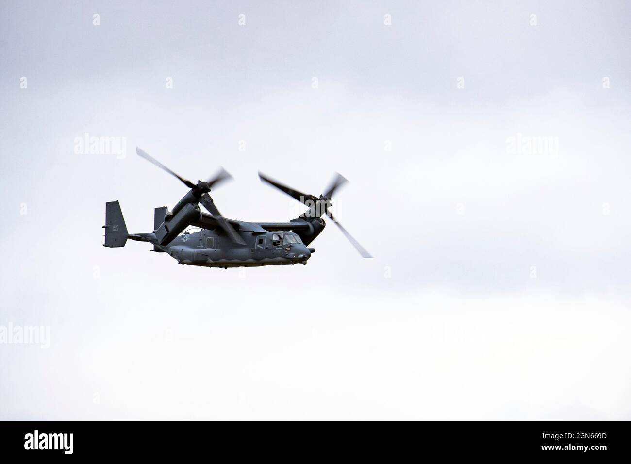 Un CV-22A Osprey assegnato alla 352d Special Operations Wing vola in testa durante un esercizio Agile Combat Employment presso RAF Fairford, Inghilterra, 13 settembre 2021. L'esercizio consente alle forze statunitensi in Europa di operare da luoghi con diversi livelli di capacità e supporto. Ciò garantisce inoltre che Airmen e gli equipaggi siano in grado di fornire una potenza di combattimento letale in tutta la gamma delle operazioni militari. (STATI UNITI Air Force foto di Senior Airman Eugene Oliver) Foto Stock