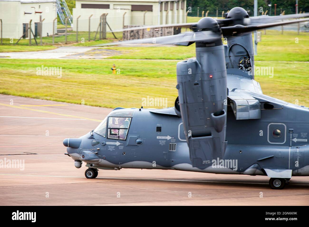 Un CV-22A Osprey assegnato ai taxi 352d Special Operations Wing sulla linea di volo durante un esercizio Agile Combat Employment presso RAF Fairford, Inghilterra, 13 settembre 2021. Gli airman della 501a Ala di supporto al combattimento, della 100esima Ala di rifornimento dell'aria e della 352d SOW hanno collaborato per condurre un'esercitazione ACE per verificare la loro preparazione generale e capacità di letalità. Ciò garantisce inoltre che Airmen e gli equipaggi siano in grado di fornire una potenza di combattimento letale in tutta la gamma delle operazioni militari. (STATI UNITI Air Force foto di Senior Airman Eugene Oliver) Foto Stock