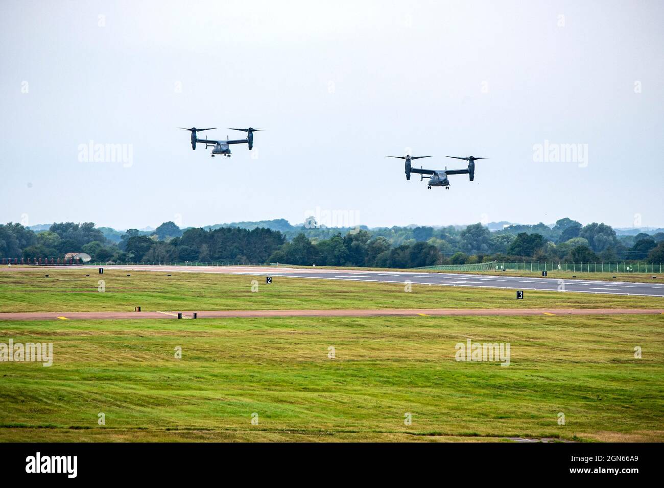 Due CV-22A Ospreys assegnati al 352d Special Operations Wing Approach per l'atterraggio durante un'esercitazione Agile Combat Employment alla RAF Fairford, Inghilterra, 13 settembre 2021. Gli airman della 501a Ala di supporto al combattimento, della 100esima Ala di rifornimento dell'aria e della 352d SOW hanno collaborato per condurre un'esercitazione ACE per verificare la loro preparazione generale e capacità di letalità. ACE garantisce che Airmen e Aircrew siano in grado di fornire una potenza di combattimento letale in tutta la gamma di operazioni militari. (STATI UNITI Air Force foto di Senior Airman Eugene Oliver) Foto Stock