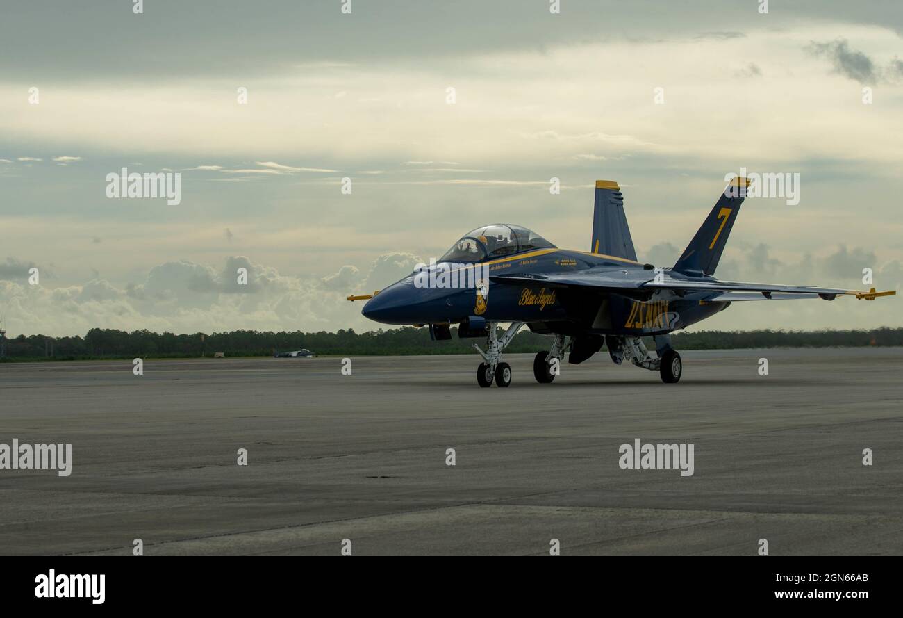 U.S. Navy Blue Angel #7 taxi lungo la pista alla Marine Corps Air Station (MCAS) Cherry Point, 22 settembre 2021. I Blue Angels sono i titoli di testa del prossimo MCAS Cherry Point Air show dal 25 al 26 settembre. (STATI UNITI Foto di Marine Corps di PFC. Lauralle Walker.) Foto Stock