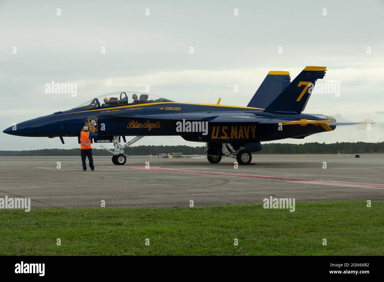 U.S. Navy Blue Angel #7 siede sulla pista alla Marine Corps Air Station (MCAS) Cherry Point, 22 settembre 2021. I Blue Angels sono i titoli di testa del prossimo MCAS Cherry Point Air show dal 25 al 26 settembre. (STATI UNITI Foto di Marine Corps di PFC. Lauralle Walker.) Foto Stock