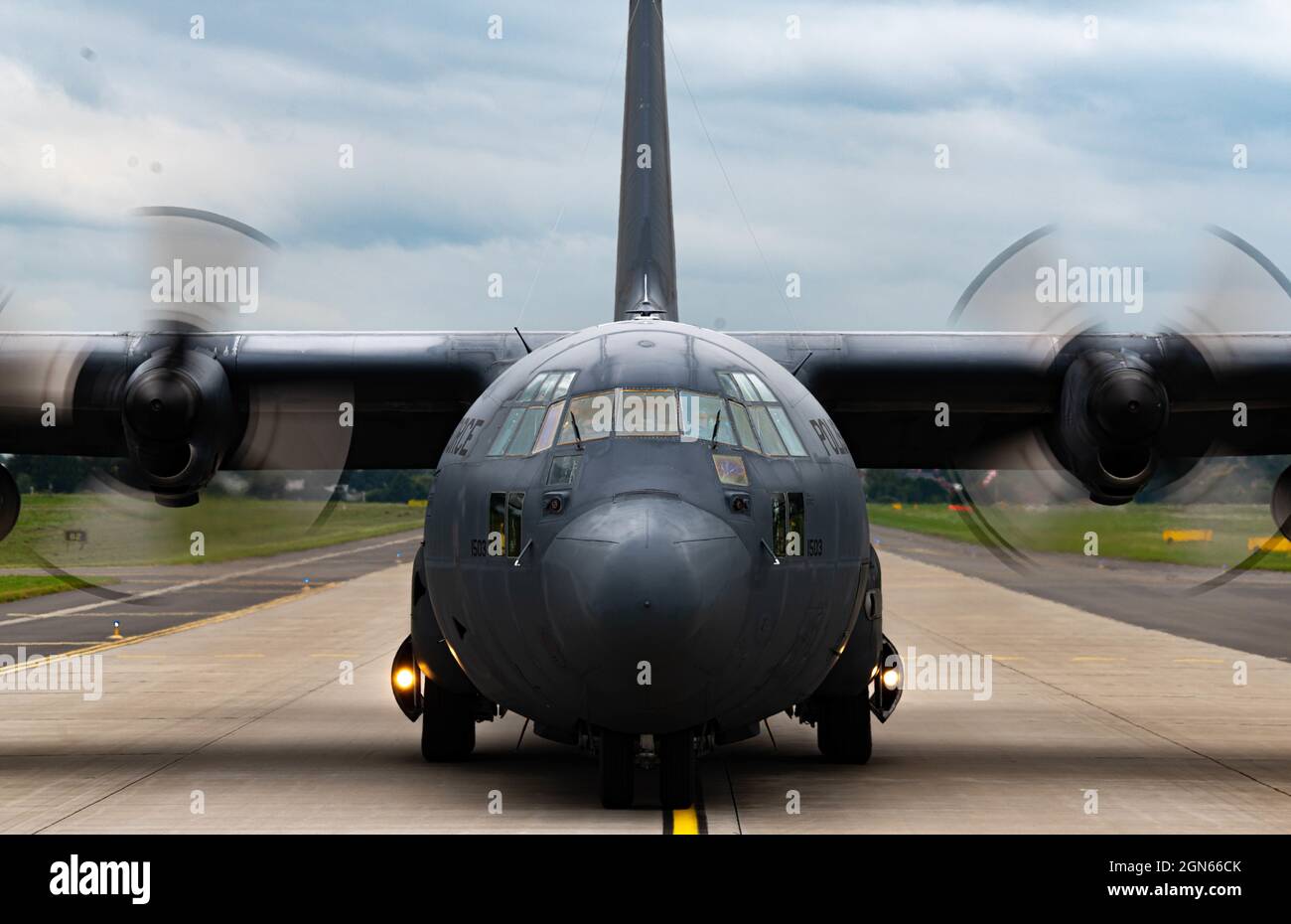 A US Air Force C-130J Super Hercules aereo dalla Ramstein Air base, Germania, taxi in preparazione per il decollo durante Aviation distaccamento rotazione 21-4 a Podidz, Polonia, 20 settembre 2021. Le rotazioni di distacco dell'aviazione sono esercizi di formazione e implementazioni bilaterali progettati per migliorare l'interoperabilità dei partner, mantenere la disponibilità congiunta e assicurare i nostri alleati e partner regionali. (STATI UNITI Air Force foto di Airman Edgar Grimaldo) Foto Stock
