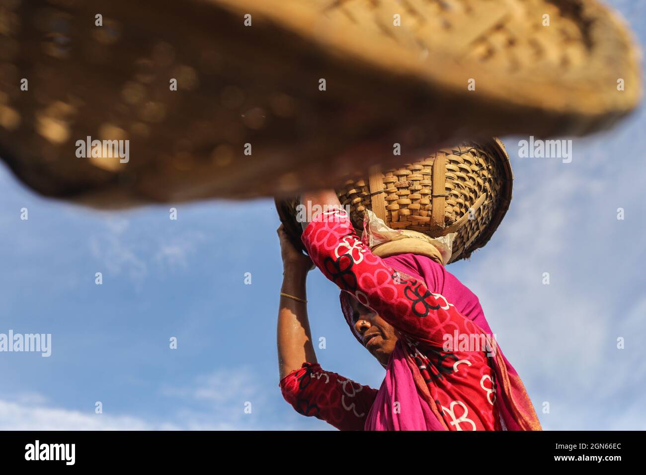 Dhaka, Bangladesh. 22 settembre 2021. Il lavoro femminile del Bangladesh porta pesanti carichi di sabbia bilanciata sulla sua testa nella riva del fiume Turag a Dhaka City. Bangladesh Labor Guarn BDT450 Taka=5.27 USD al giorno. Credit: SOPA Images Limited/Alamy Live News Foto Stock