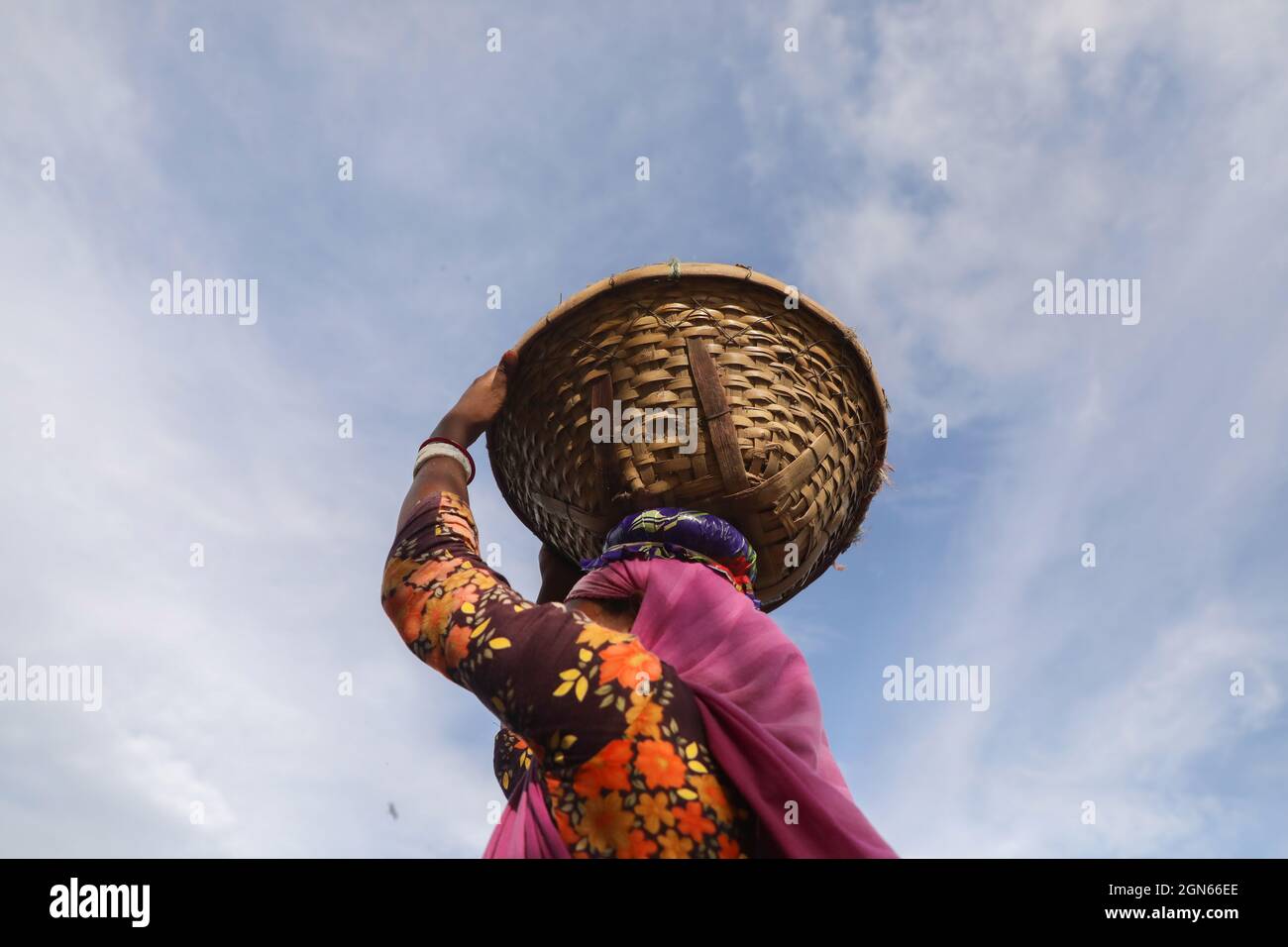 Dhaka, Bangladesh. 22 settembre 2021. Il lavoro femminile del Bangladesh porta pesanti carichi di sabbia bilanciata sulla sua testa nella riva del fiume Turag a Dhaka City. Bangladesh Labor Guarn BDT450 Taka=5.27 USD al giorno. Credit: SOPA Images Limited/Alamy Live News Foto Stock