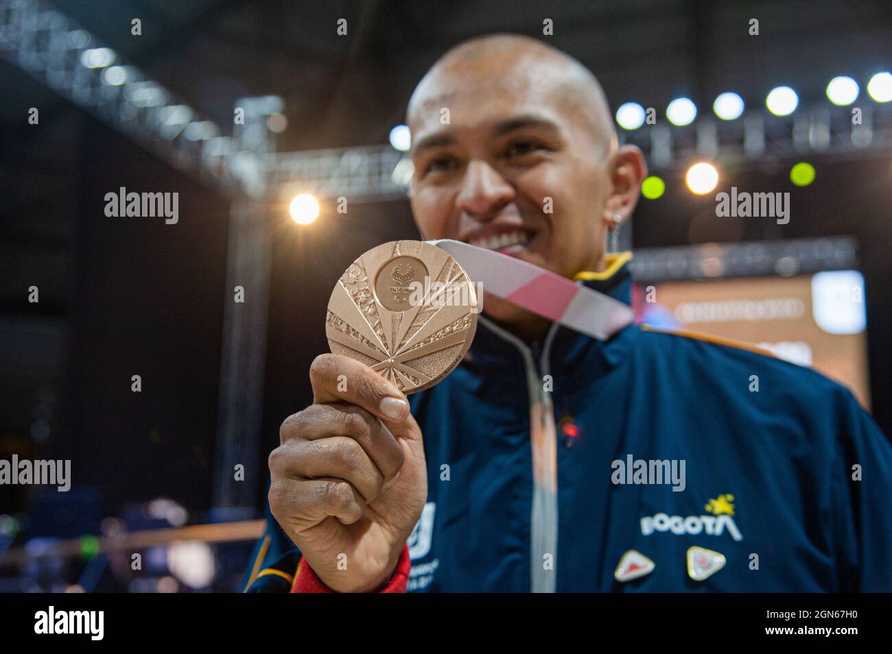 Diego Dueñas, medaglia di bronzo per il paraciclismo, si pone per una foto con la sua medaglia durante un evento di benvenuto agli atleti paralimpici colombiani che hanno partecipato alla Paralimpica di Tokyo 2020+1, a Bogotà, Colombia, il 21 settembre 2021. Foto Stock