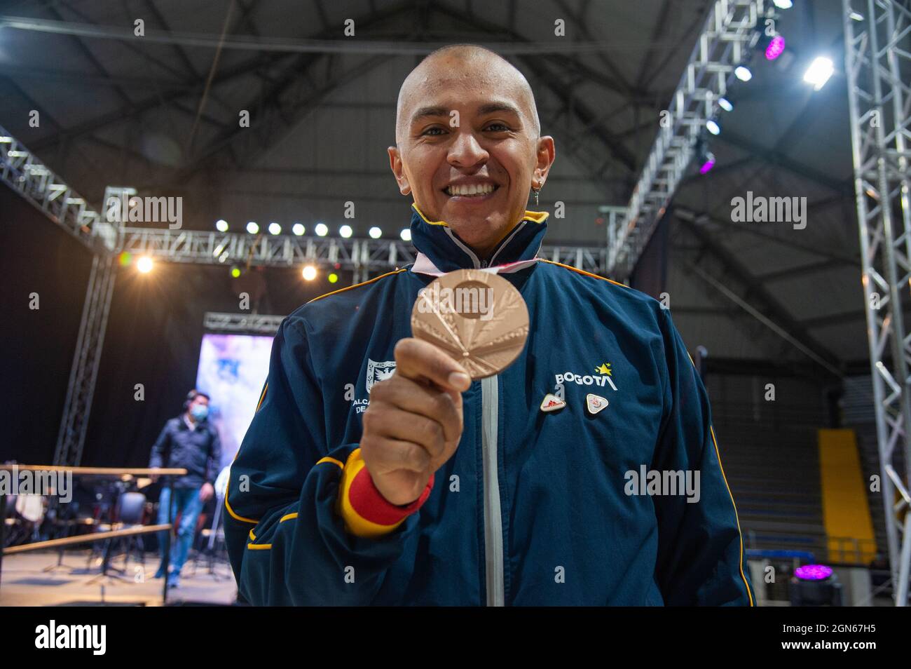 Diego Dueñas, medaglia di bronzo per il paraciclismo, si pone per una foto con la sua medaglia durante un evento di benvenuto agli atleti paralimpici colombiani che hanno partecipato alla Paralimpica di Tokyo 2020+1, a Bogotà, Colombia, il 21 settembre 2021. Foto Stock