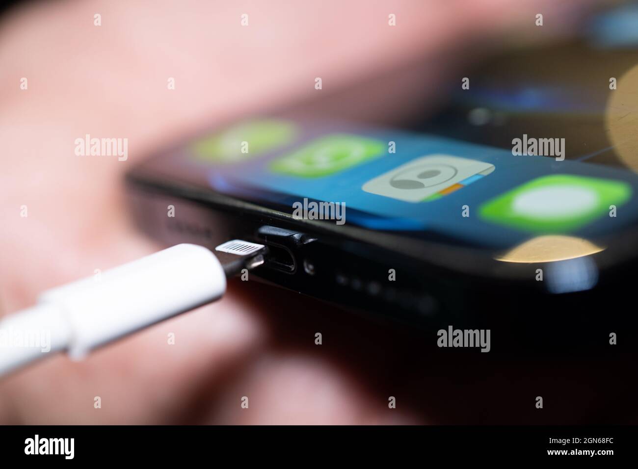 22 settembre 2021, bassa Sassonia, Oldenburg: Una presa di ricarica  Lightning è inserita in un iPhone Apple. La Commissione europea presenta  una proposta per una presa di ricarica per telefoni cellulari uniforme.