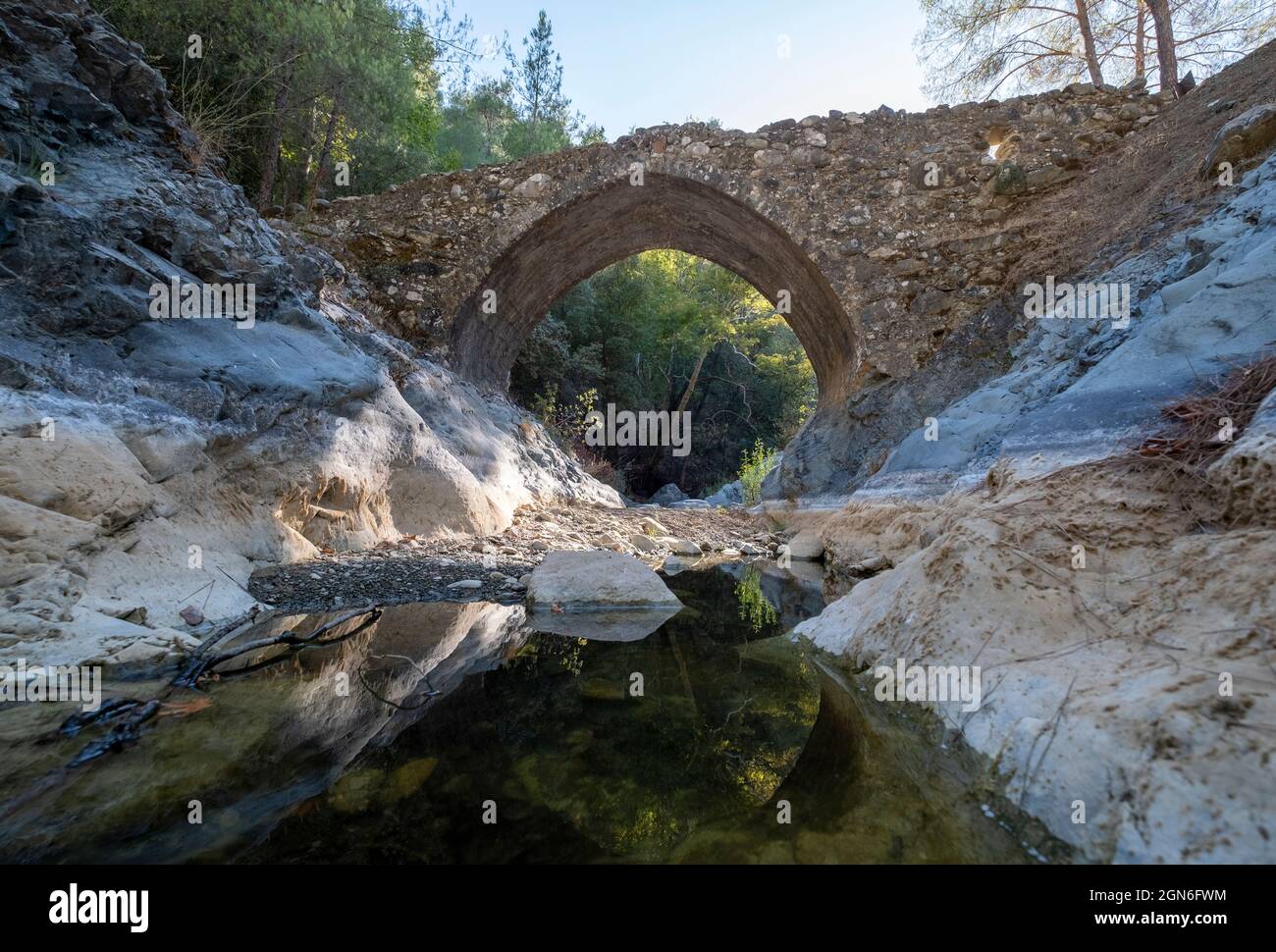 Il ponte veneziano medievale di Elia che attraversa il fiume Diarizos nella foresta di Pafos, nel distretto di Limassol, Cipro. Foto Stock