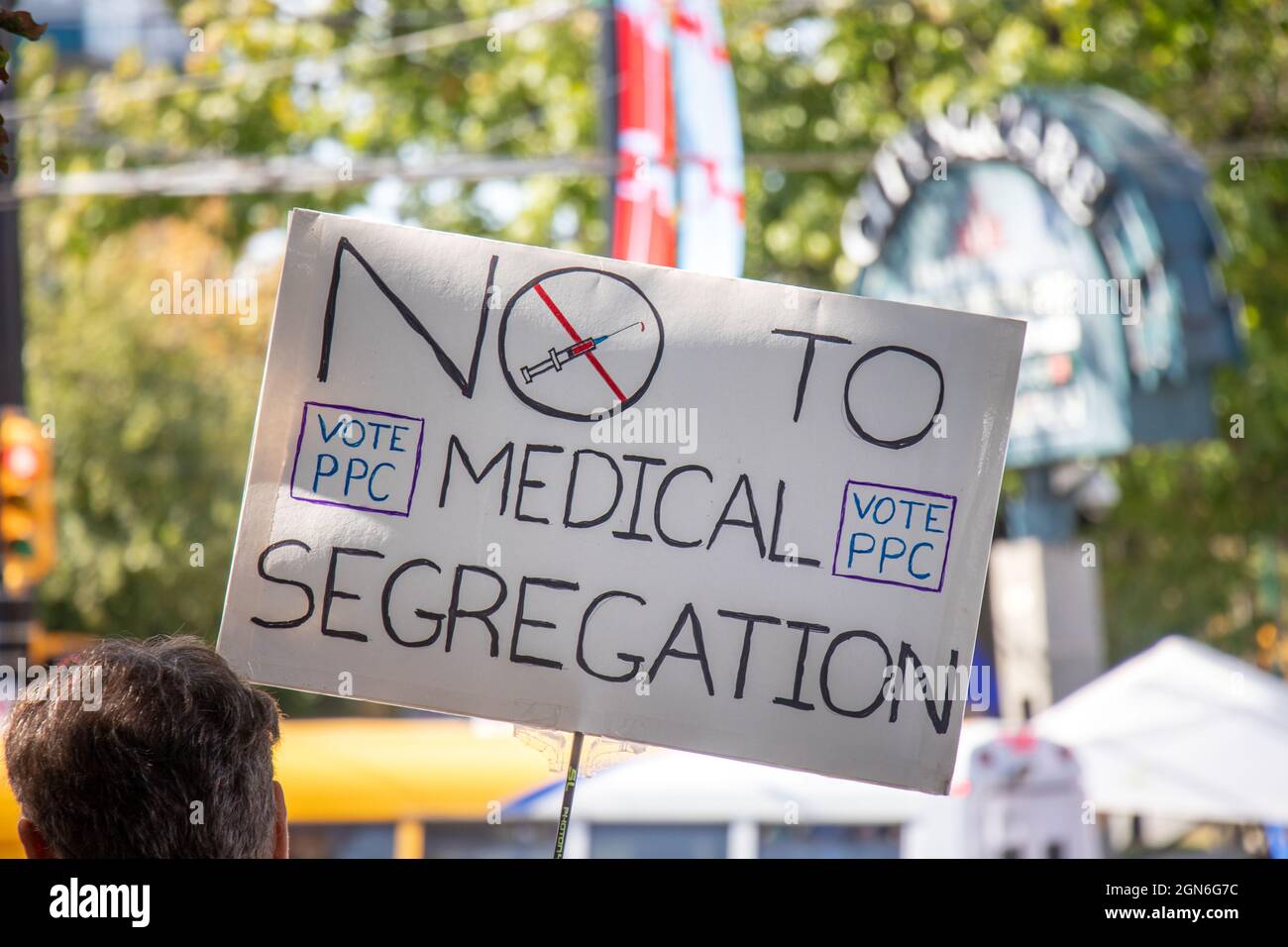 Vancouver, Canada - Settembre 8,2021: Vista del segno No alla segregazione medica durante il rally contro la BC Vaccine Card di fronte a Vancouver City H. Foto Stock