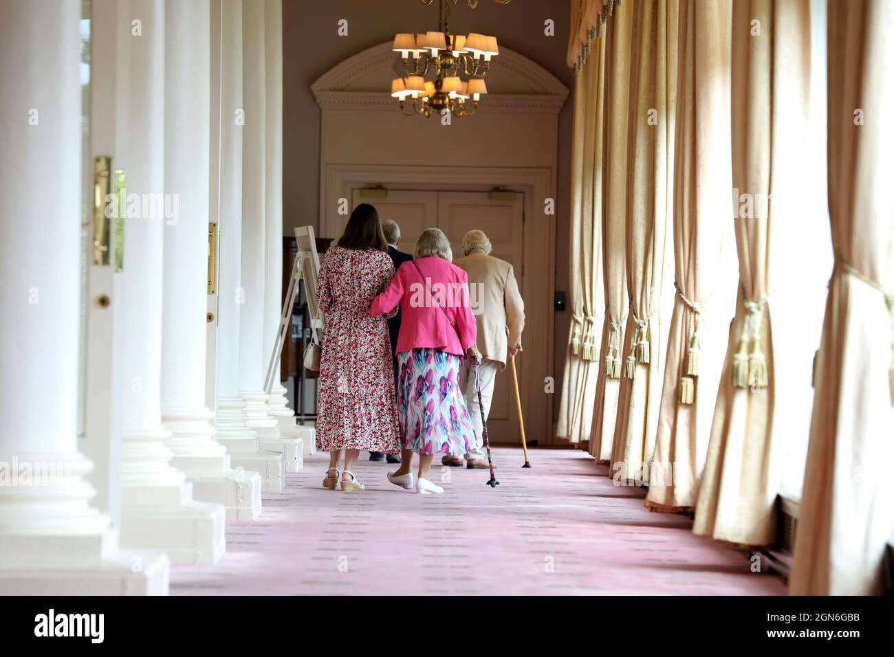 Due generazioni di una famiglia raffiguravano camminare insieme in un hotel a Eastbourne, East Sussex, Regno Unito. Foto Stock