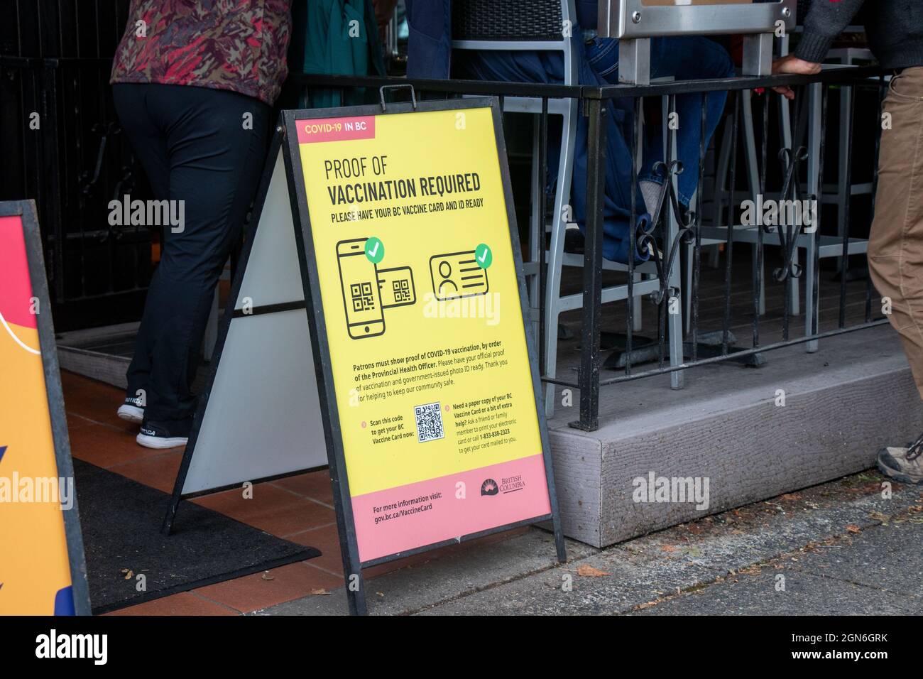 Vancouver, Canada - Settembre 19,2021: Vista del cartello all'ingresso del ristorante locale BC Vaccine Card e carta d'identità con il nome sono obbligatori Foto Stock
