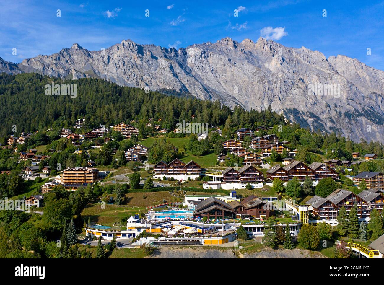 Stazione termale di Ovronnaz con la stazione termale di Ovronnaz, Vallese, Svizzera Foto Stock