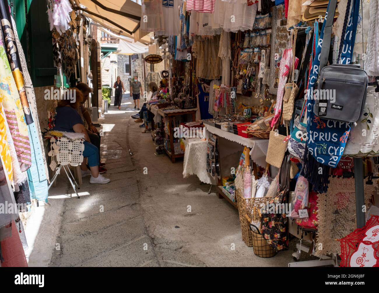 Negozio di souvenir in una strada posteriore, villaggio di Omodos, Limassol regione, Cipro Foto Stock