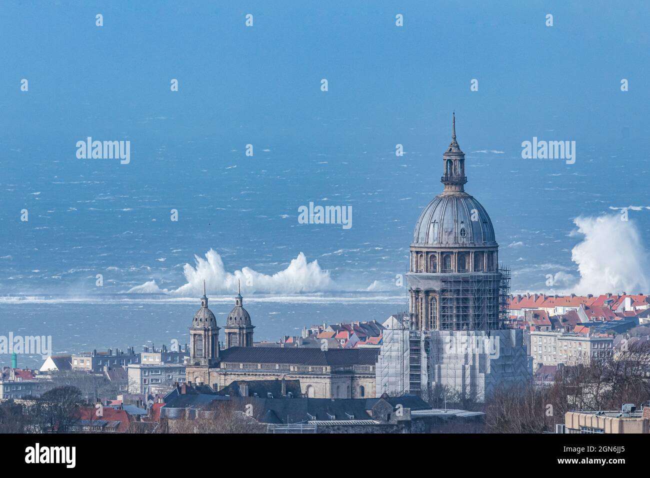 La Digue Carnot sous la tempête avec au Premier Plan la Basilique, Côte d'opale, Boulogne sur mer Foto Stock