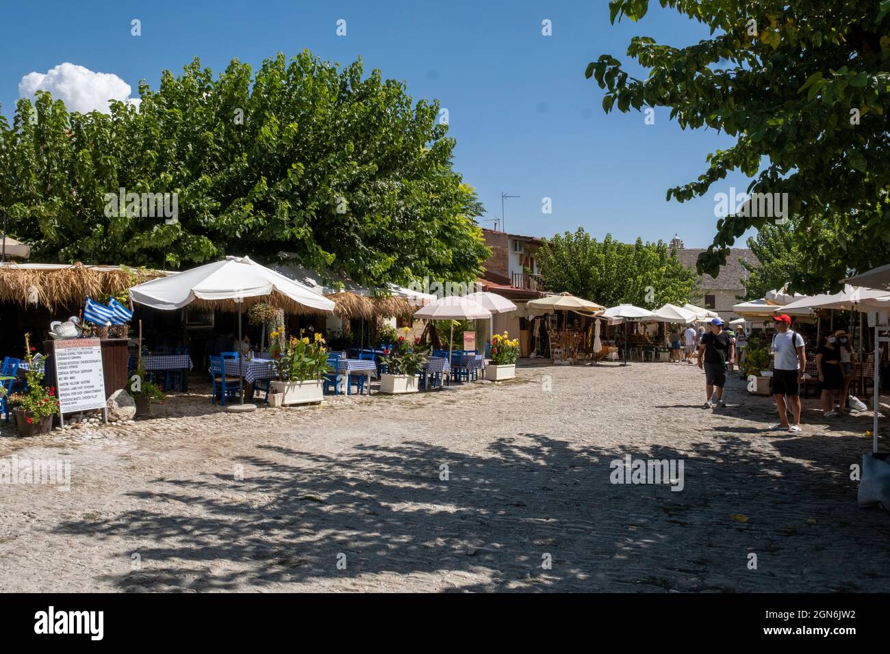 La piazza principale nel villaggio di Omodos, Limassol regione, Cipro. Foto Stock