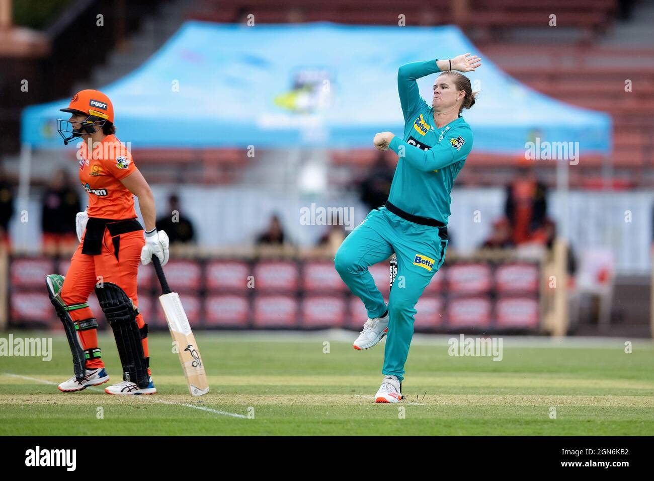 Jessica Jonassen di Brisbane Heat Bowls durante la settimana 1 la partita di cricket della Big Bash League femminile tra Perth Scorchers e Brisbane Heat. Credit: Pete Dovgan/Speed Media/Alamy Live News Foto Stock