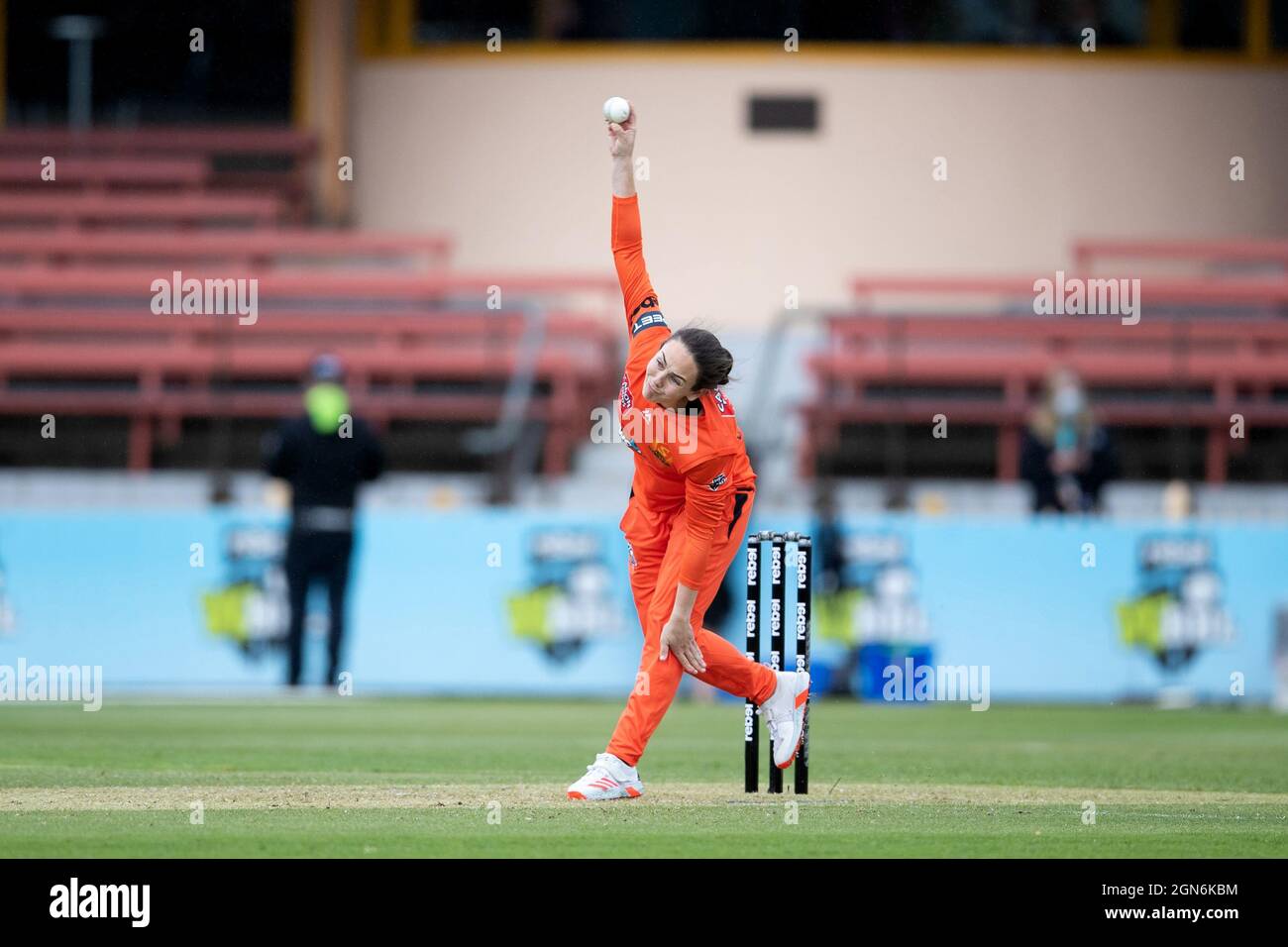 Heather Graham of Perth Scorchers Bowls durante la settimana 1 la partita di cricket della Big Bash League femminile tra Perth Scorchers e Brisbane Heat. Credit: Pete Dovgan/Speed Media/Alamy Live News Foto Stock