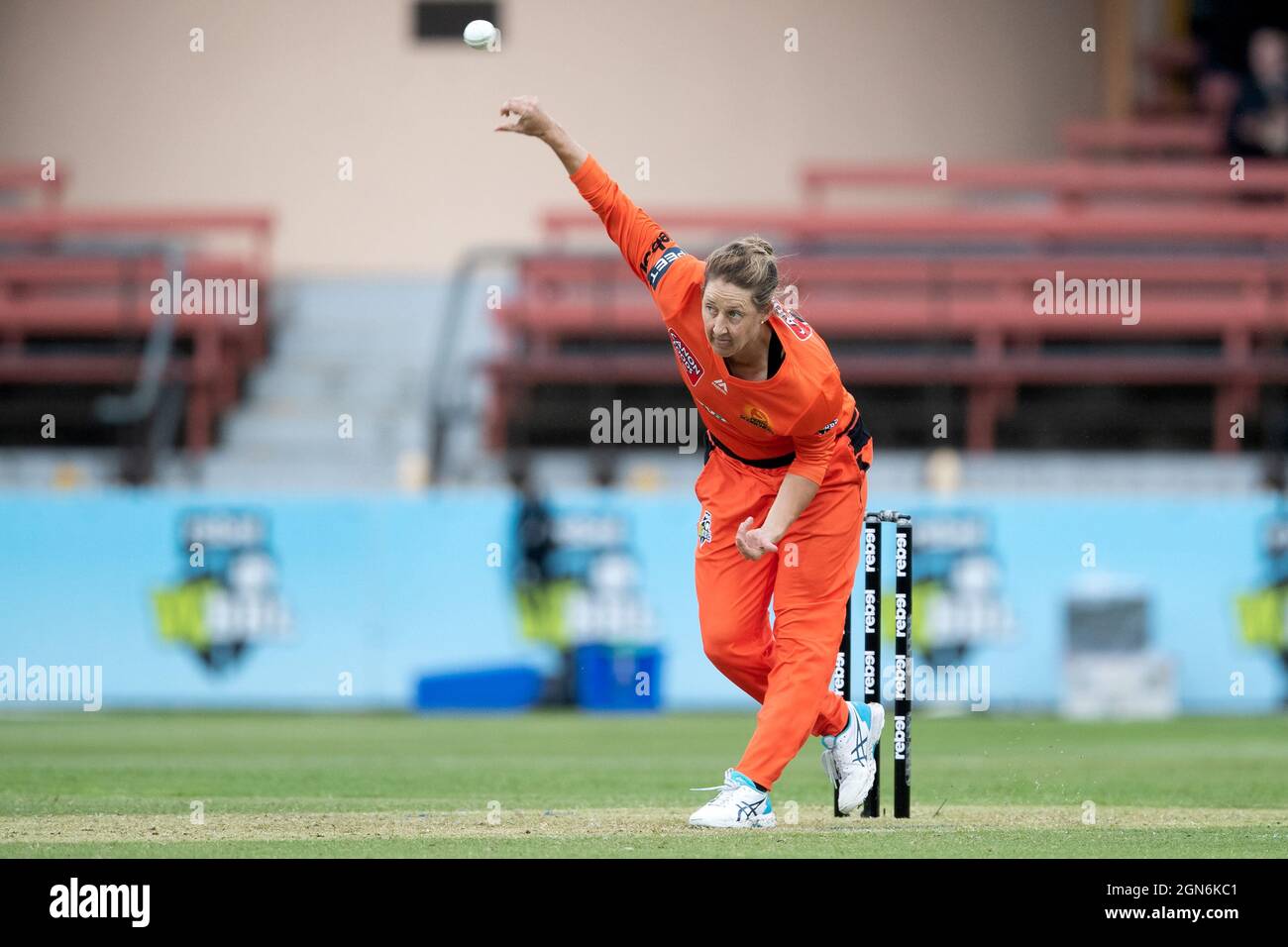 Sophie Devine of the Perth Scorchers Bowls durante la settimana 1 la partita di cricket della Big Bash League femminile tra Perth Scorchers e Brisbane Heat. Credit: Pete Dovgan/Speed Media/Alamy Live News Foto Stock
