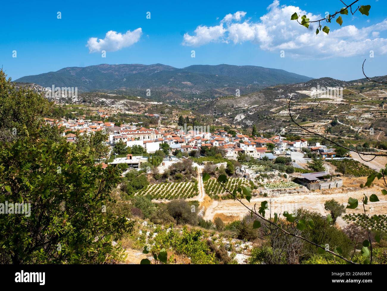 Cipro: Vista del villaggio di Omodos ai piedi dei monti Troodos, con il Monte Olimpo in lontananza. Foto Stock