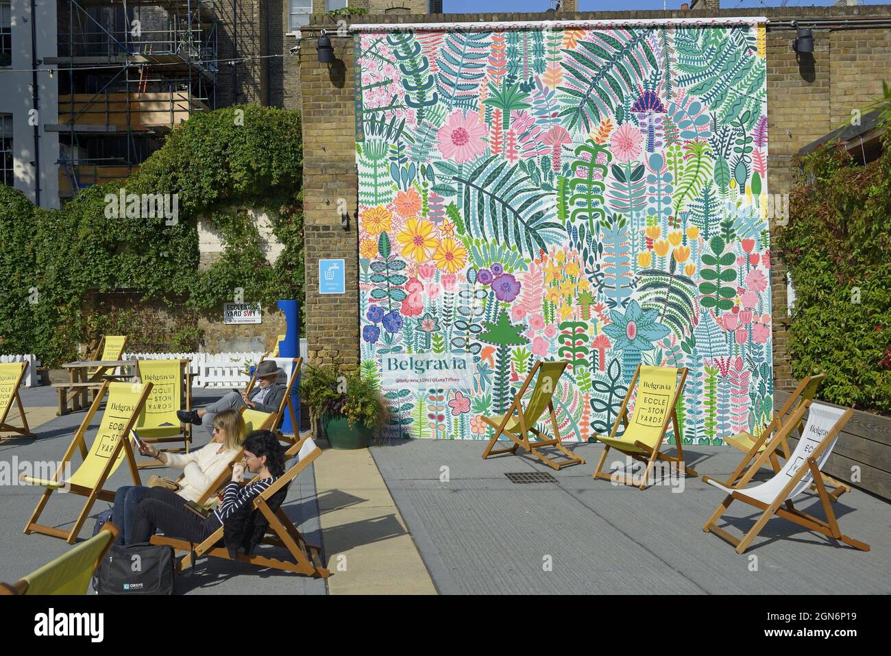 Londra, Inghilterra, Regno Unito. Ecclestone Yards - cortile con punti ristoro vicino a Victoria - durante Belgravia in Bloom, settembre 2021 Foto Stock