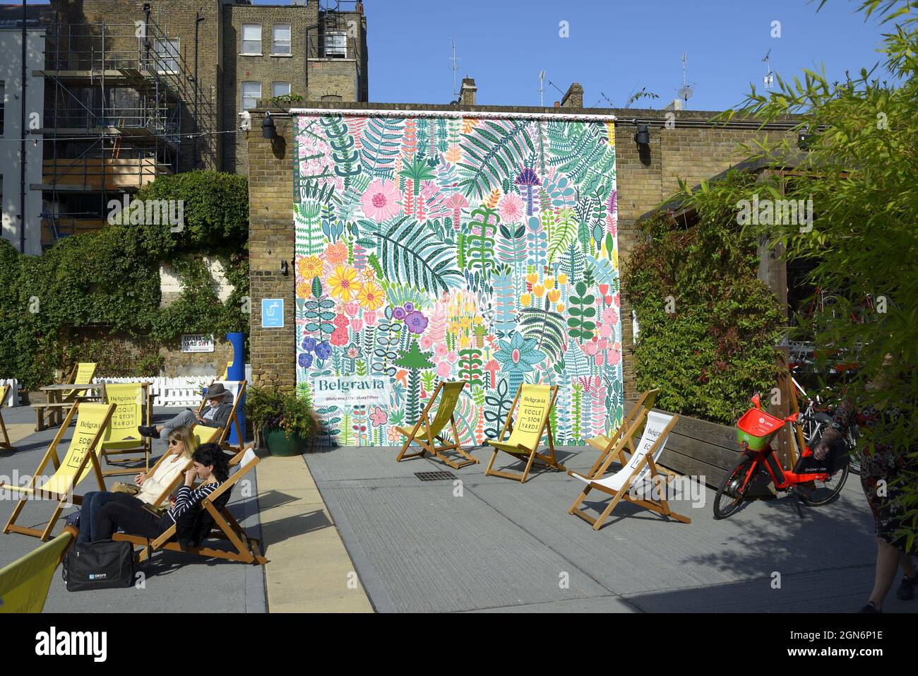 Londra, Inghilterra, Regno Unito. Ecclestone Yards - cortile con punti ristoro vicino a Victoria - durante Belgravia in Bloom, settembre 2021 Foto Stock