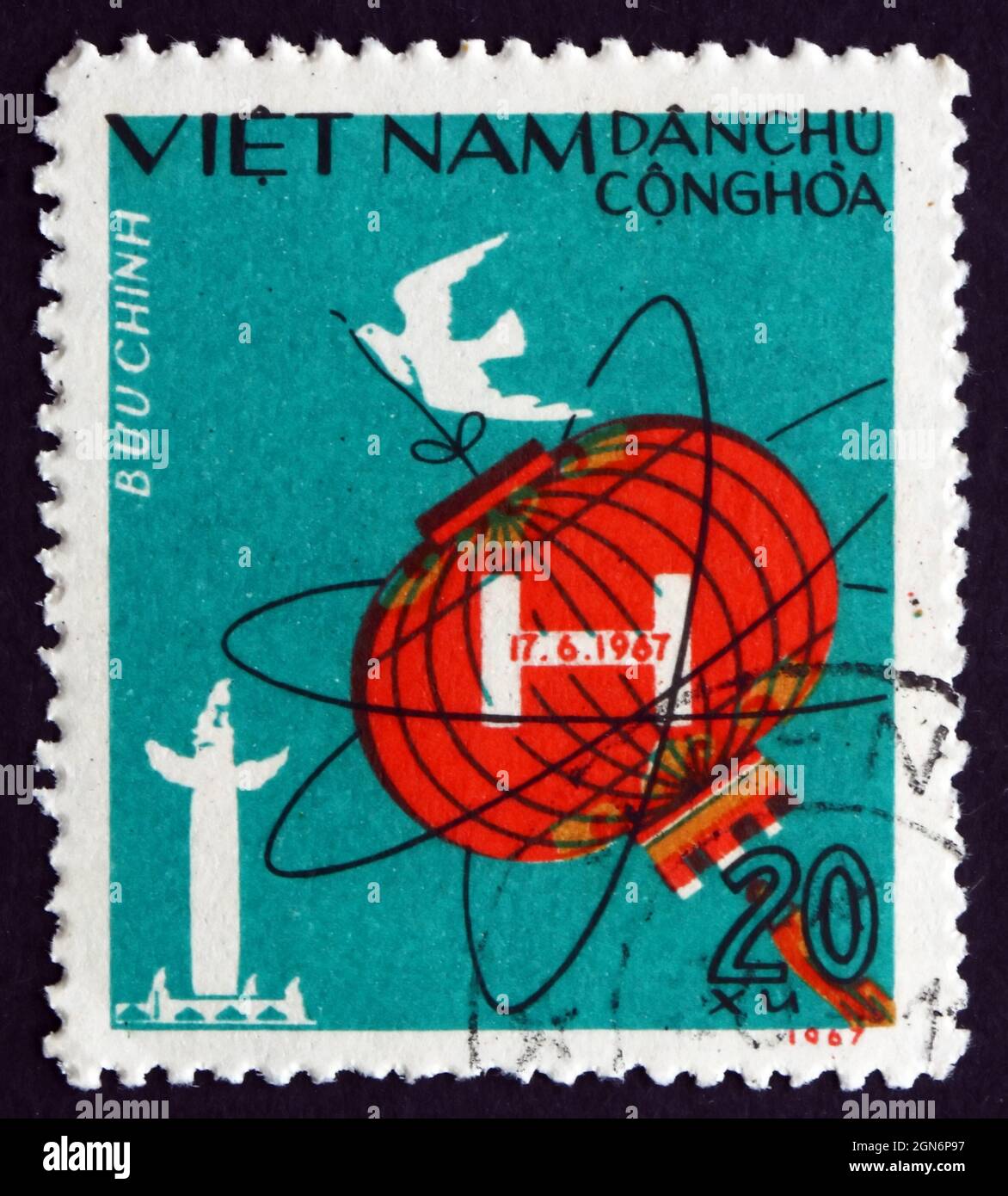 VIETNAM - CIRCA 1967: Un francobollo stampato in Vietnam mostra Lanterna cinese, simbolo atomico e dove, 1 ° Test cinese bomba idrogeno, circa 1967 Foto Stock
