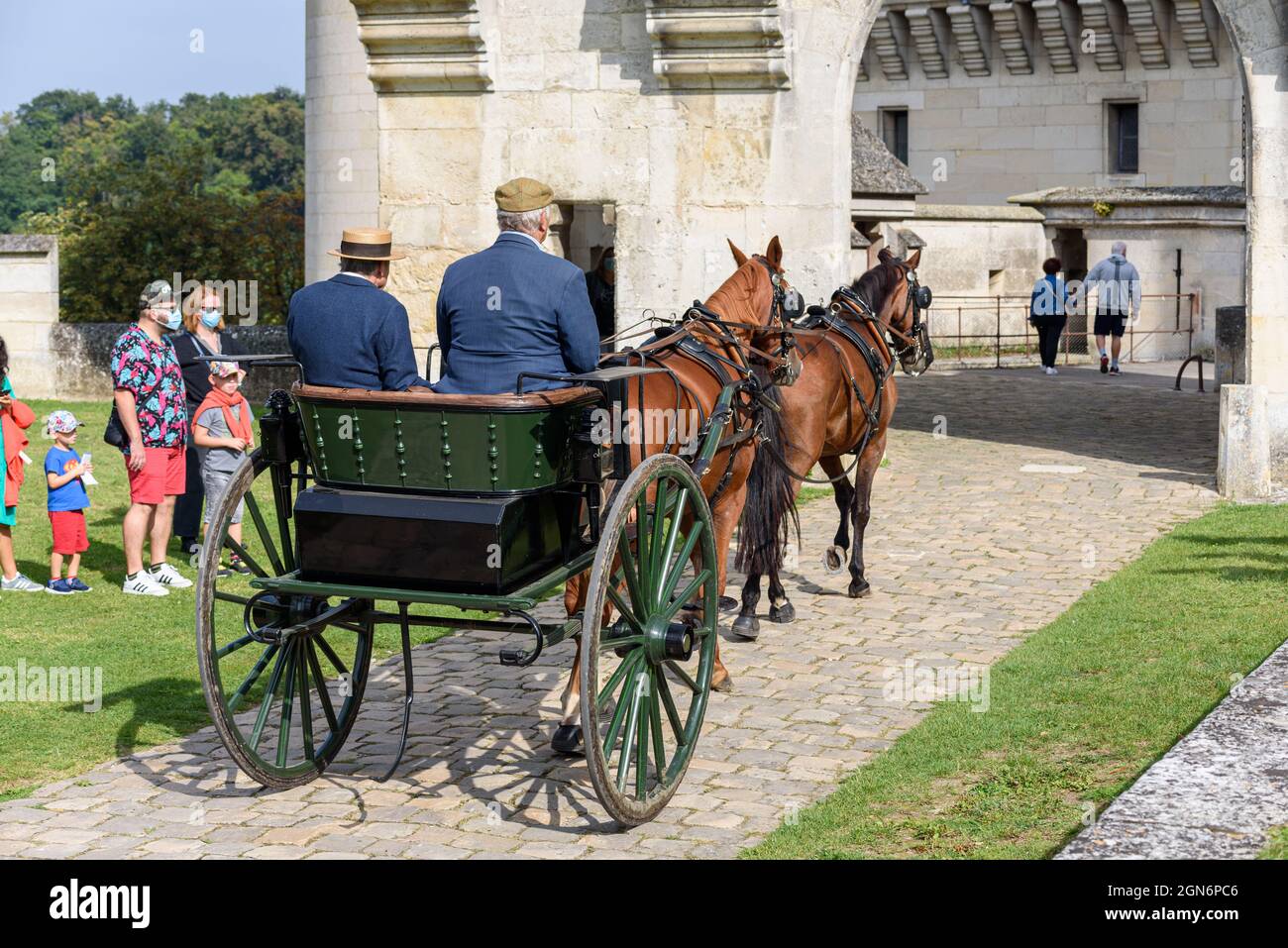 Presentazione delle carrozze d'epoca trainate da cavalli nel 'Château de Pierrefonds' in occasione delle Giornate europee del Patrimonio. Foto Stock