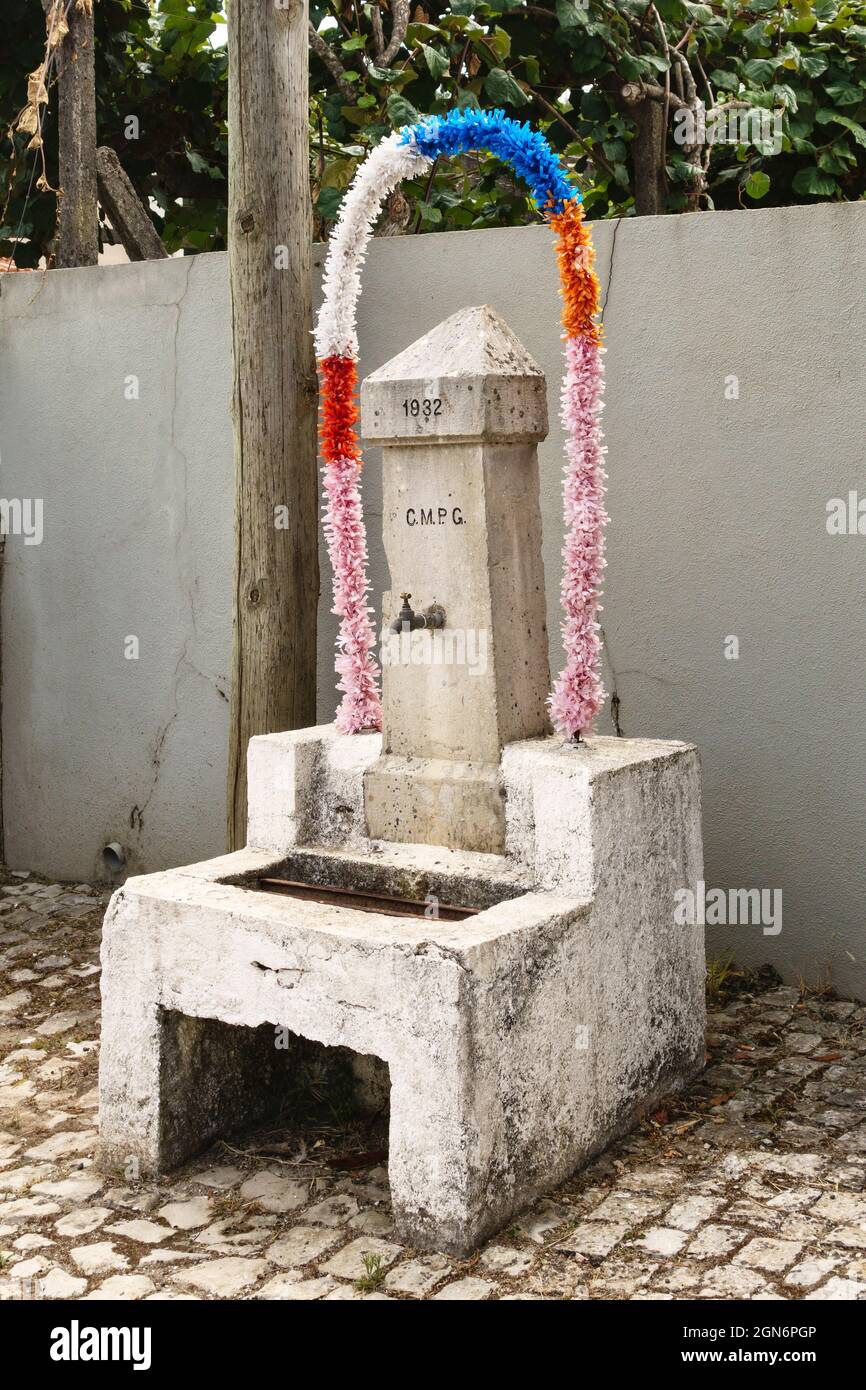 Una fontana pubblica o un rubinetto in un villaggio portoghese Foto Stock