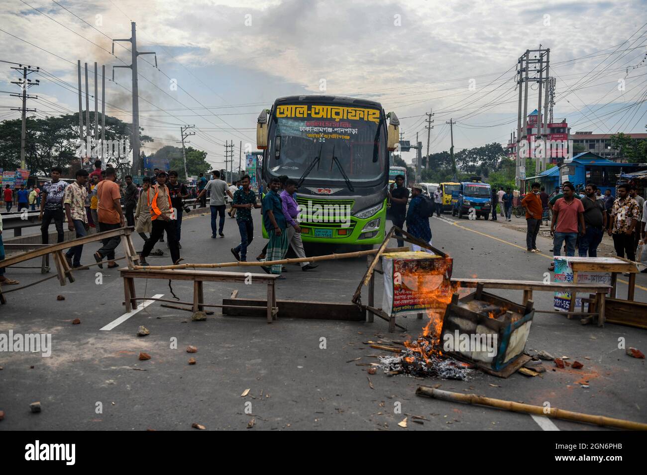 Dhaka, Bangladesh. 23 settembre 2021. I manifestanti bloccano la strada autostradale di Dhaka-Chittagong durante la manifestazione.i lavoratori dell'abbigliamento protestano chiedendo una migliore retribuzione e condizioni a Dhaka, Bangladesh. Credit: SOPA Images Limited/Alamy Live News Foto Stock