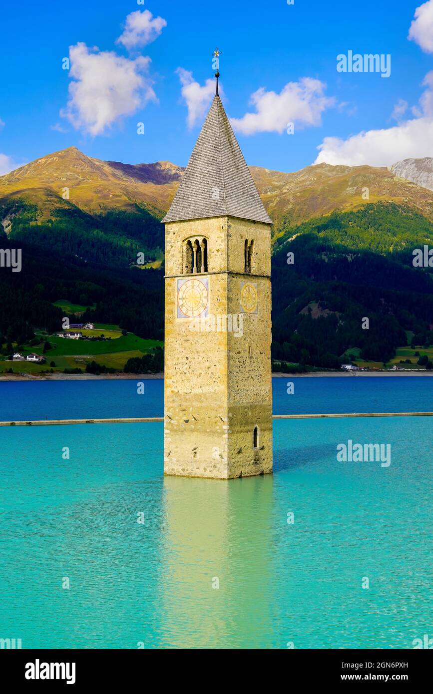 Solo la chiesa campanaria solista si estende dalle acque del lago di Resia, Alto Adige, Italia. Il campanile è l'unico residuo visibile di Foto Stock